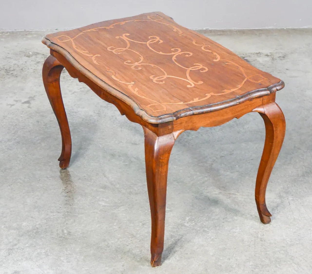 Tavolino piemontese in legno di noce intarsiato, '700 4