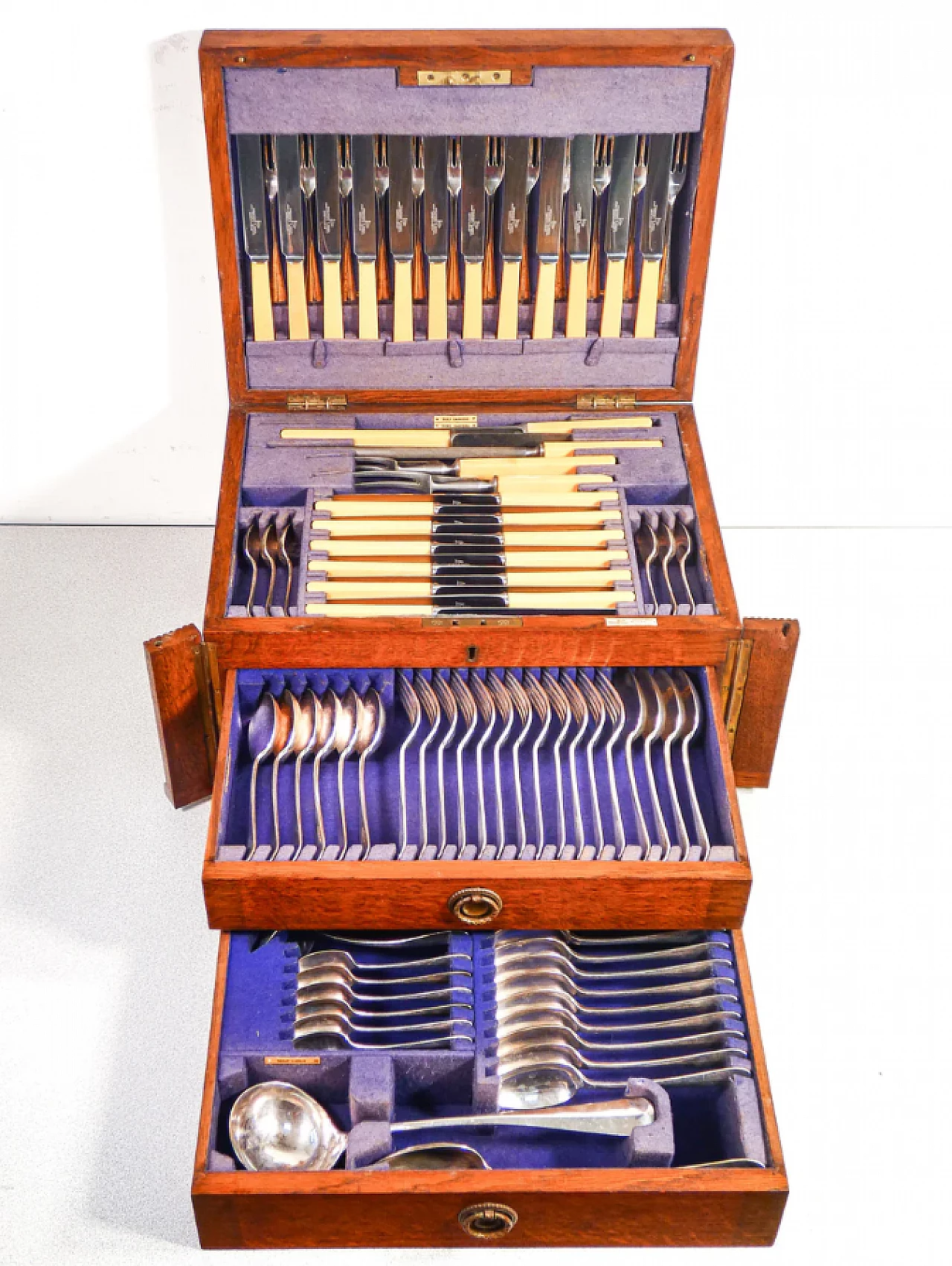Cutlery service by Walker & Hall Ltd with oak case, 1920s 2