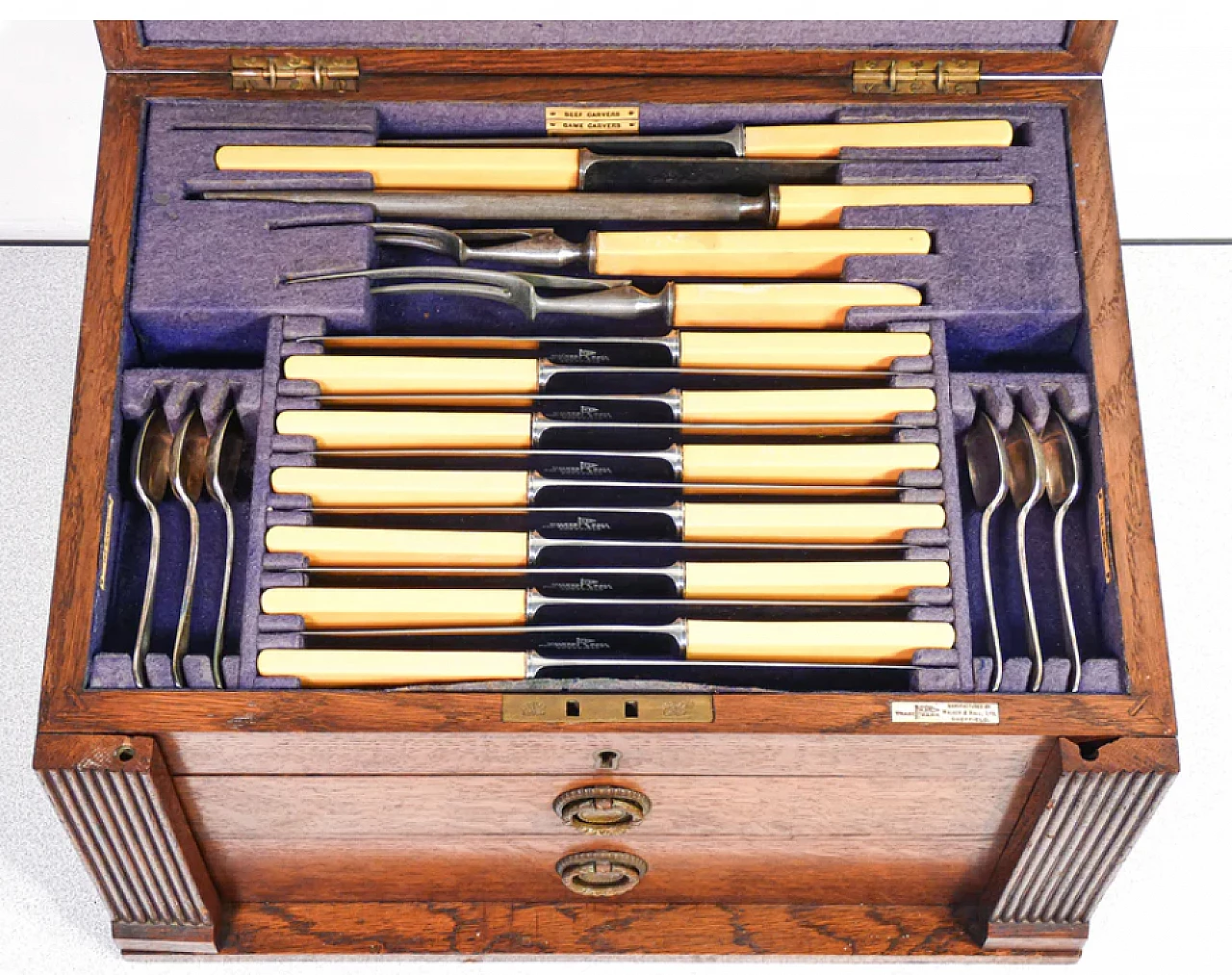 Cutlery service by Walker & Hall Ltd with oak case, 1920s 3