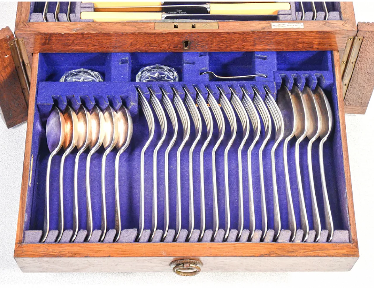 Cutlery service by Walker & Hall Ltd with oak case, 1920s 4