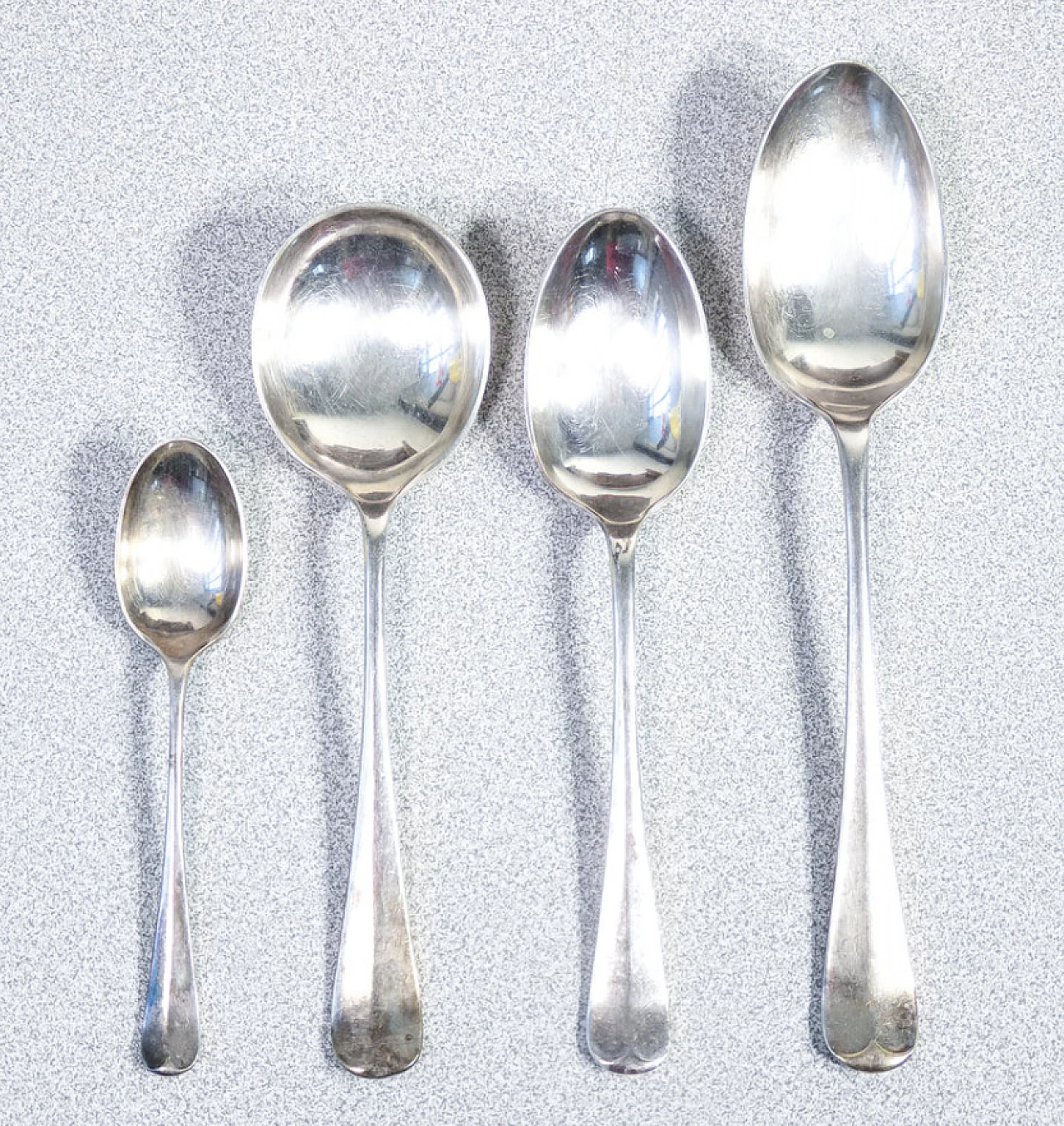 Cutlery service by Walker & Hall Ltd with oak case, 1920s 6