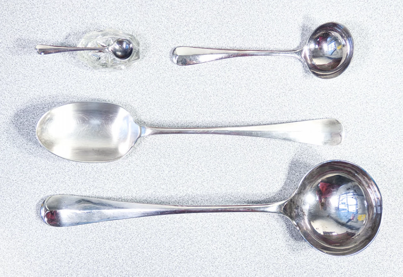 Cutlery service by Walker & Hall Ltd with oak case, 1920s 11