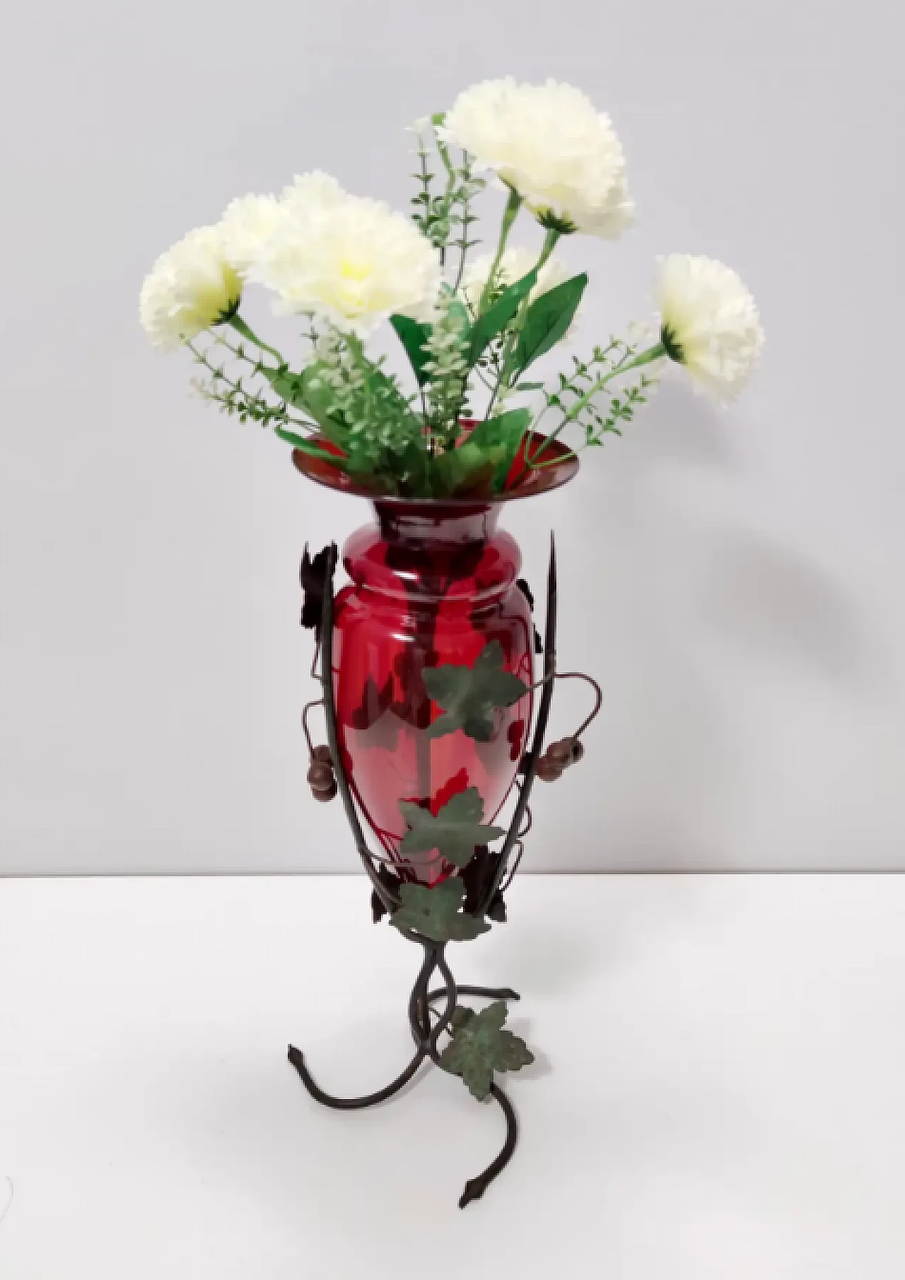 Ruby red Murano glass vase with iron grape vines ascribable to Umberto Bellotto, 1930s 2