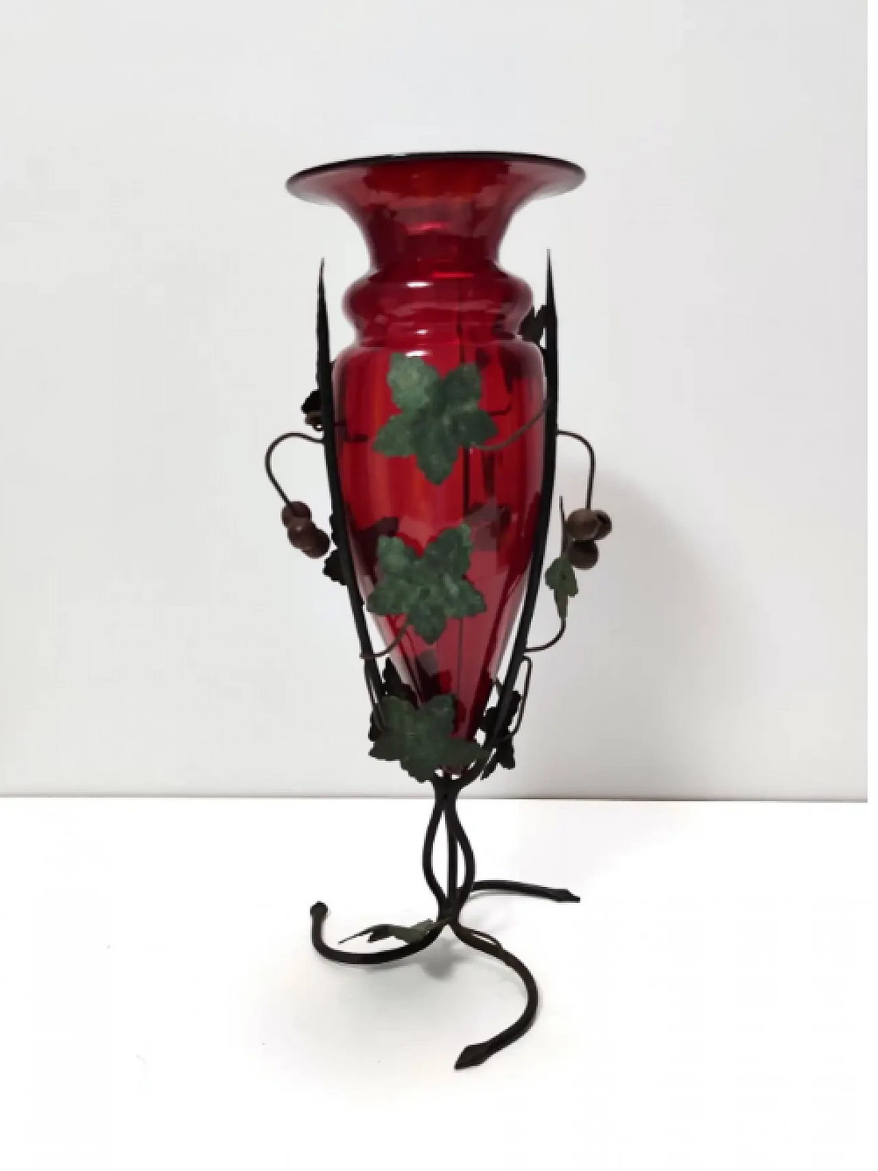 Ruby red Murano glass vase with iron grape vines ascribable to Umberto Bellotto, 1930s 4