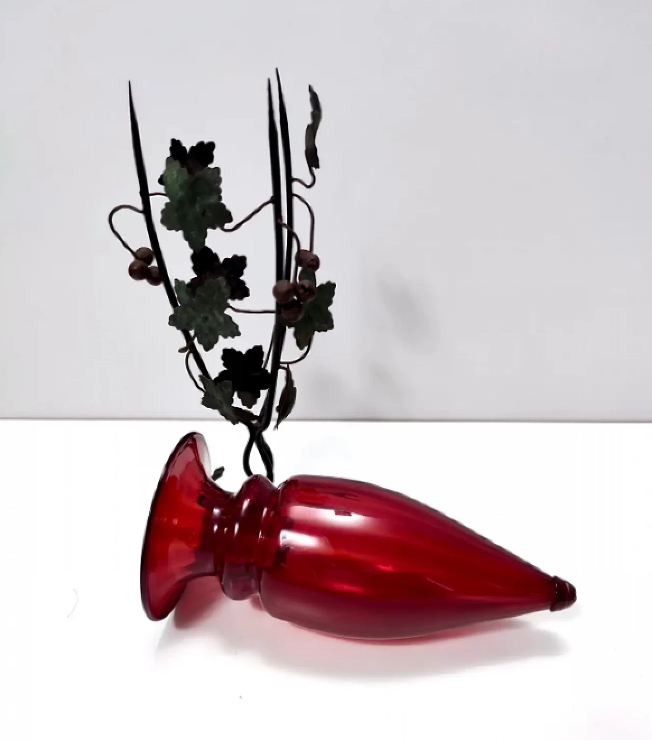 Ruby red Murano glass vase with iron grape vines ascribable to Umberto Bellotto, 1930s 5