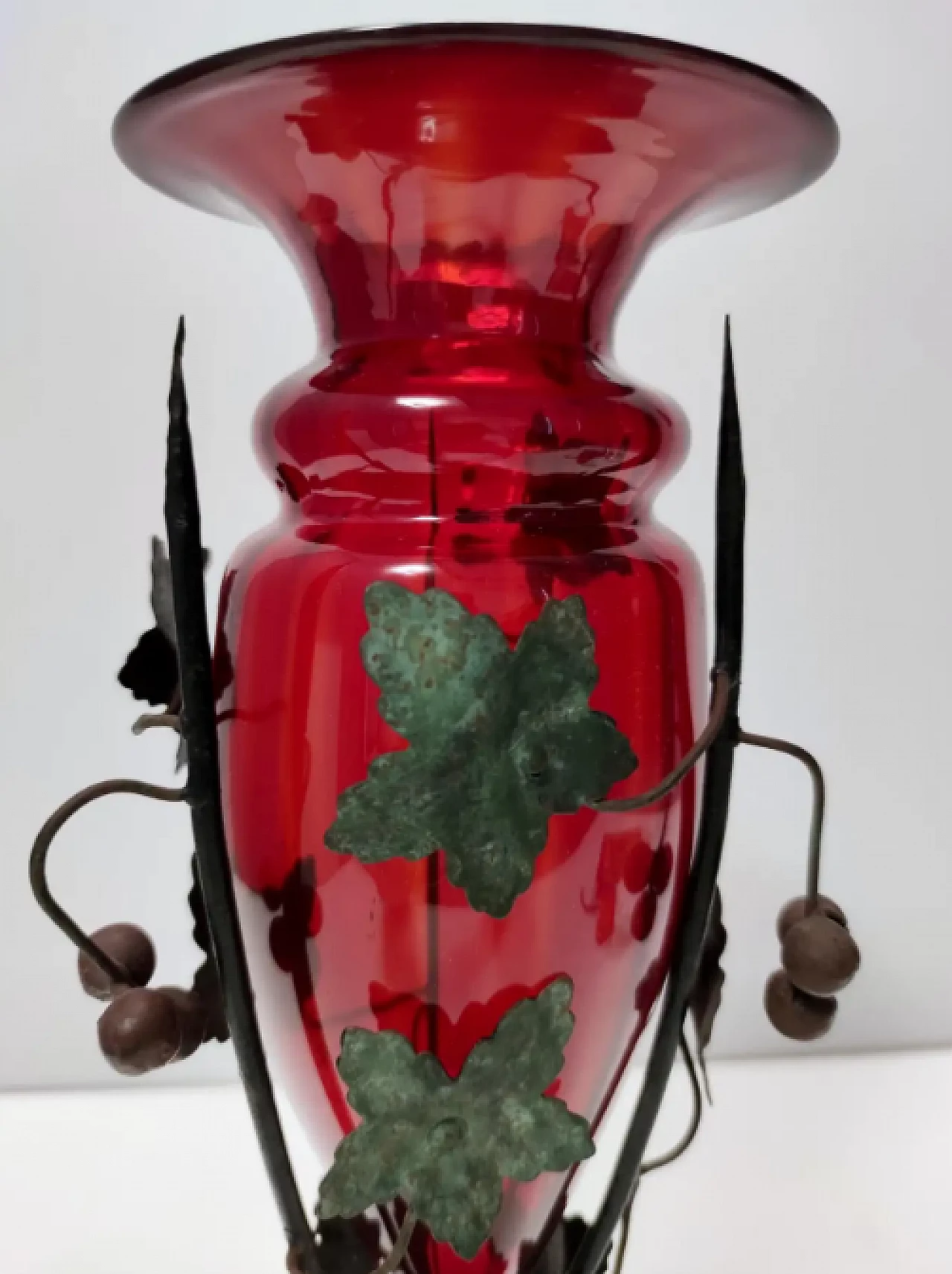Ruby red Murano glass vase with iron grape vines ascribable to Umberto Bellotto, 1930s 7
