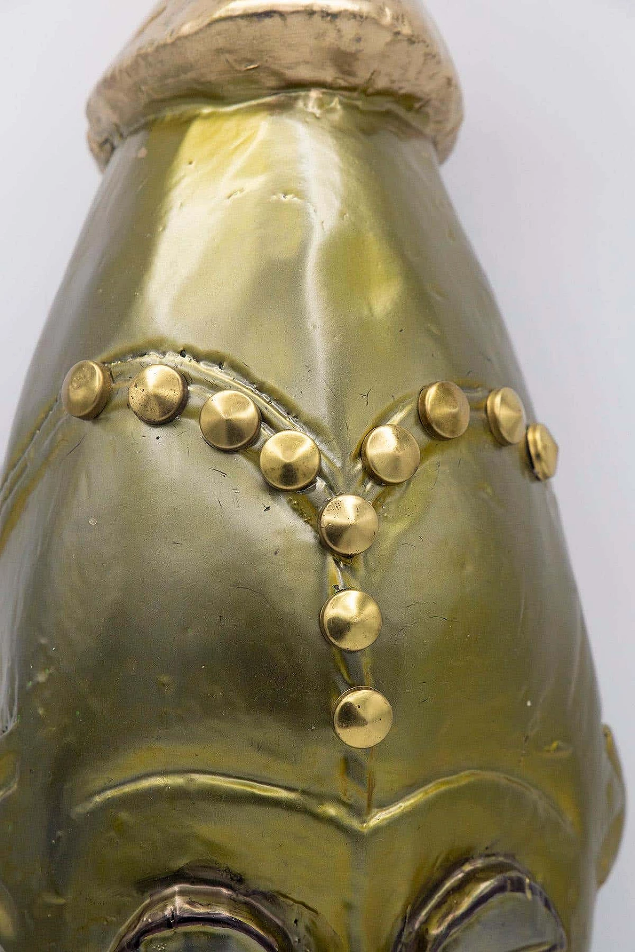 Maschera futurista africana verniciata in oro di Bomber Bax, 2022 4