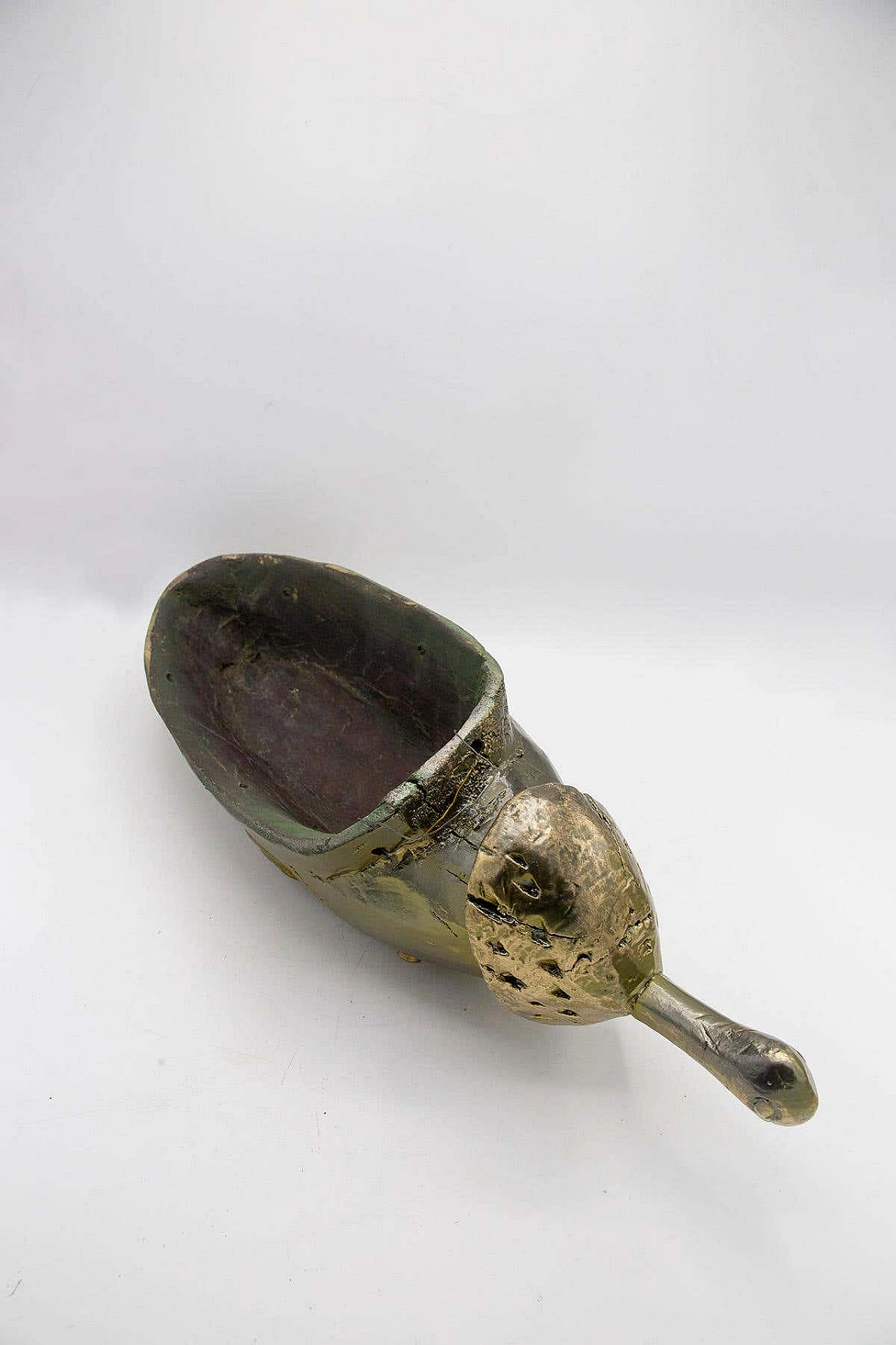 Maschera futurista africana verniciata in oro di Bomber Bax, 2022 5