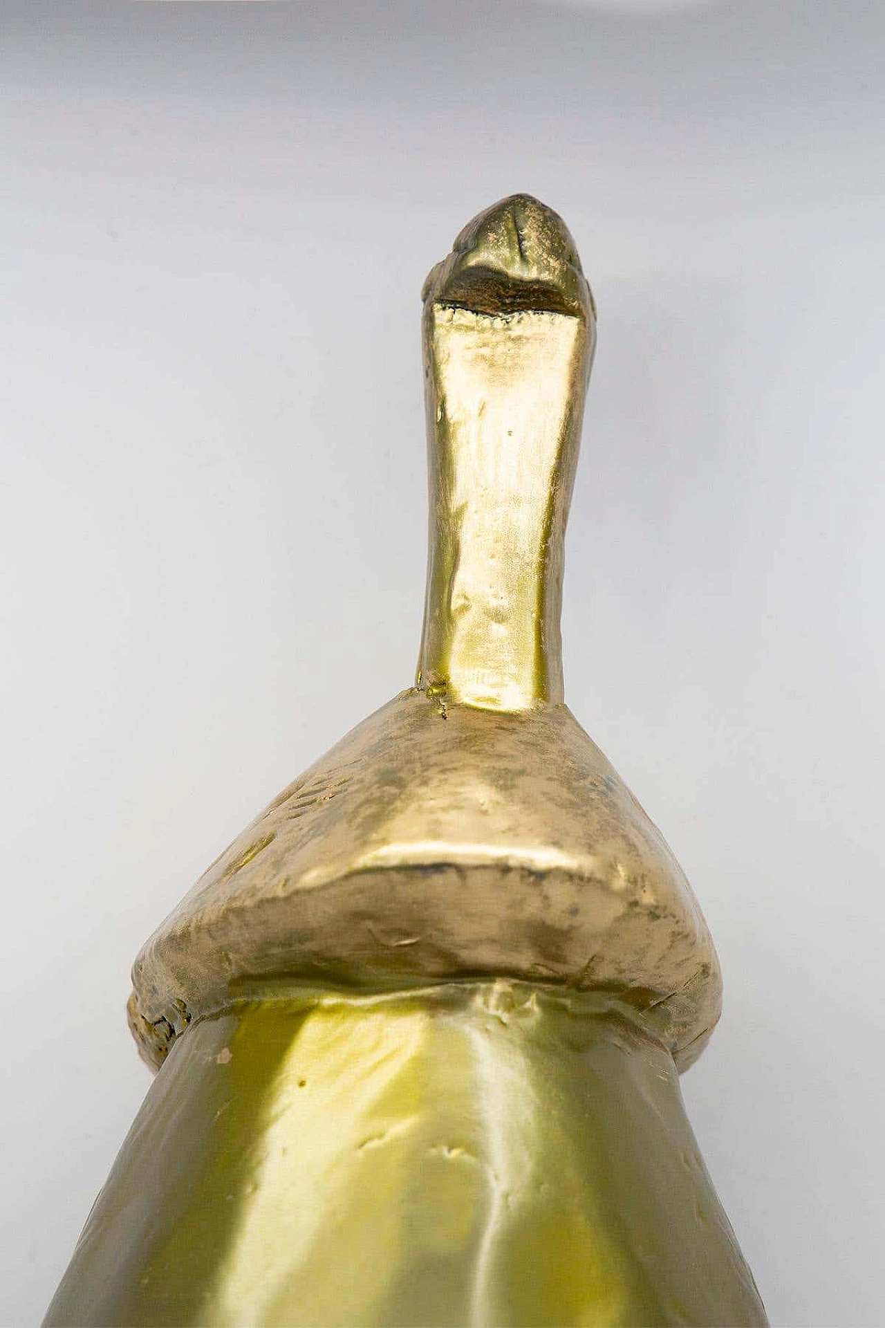 Maschera futurista africana verniciata in oro di Bomber Bax, 2022 6