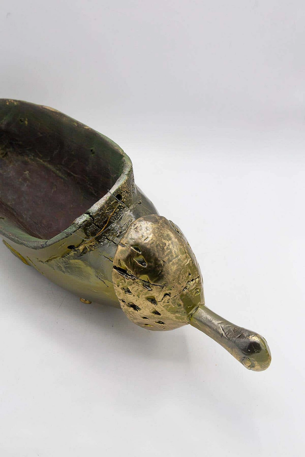 Maschera futurista africana verniciata in oro di Bomber Bax, 2022 8