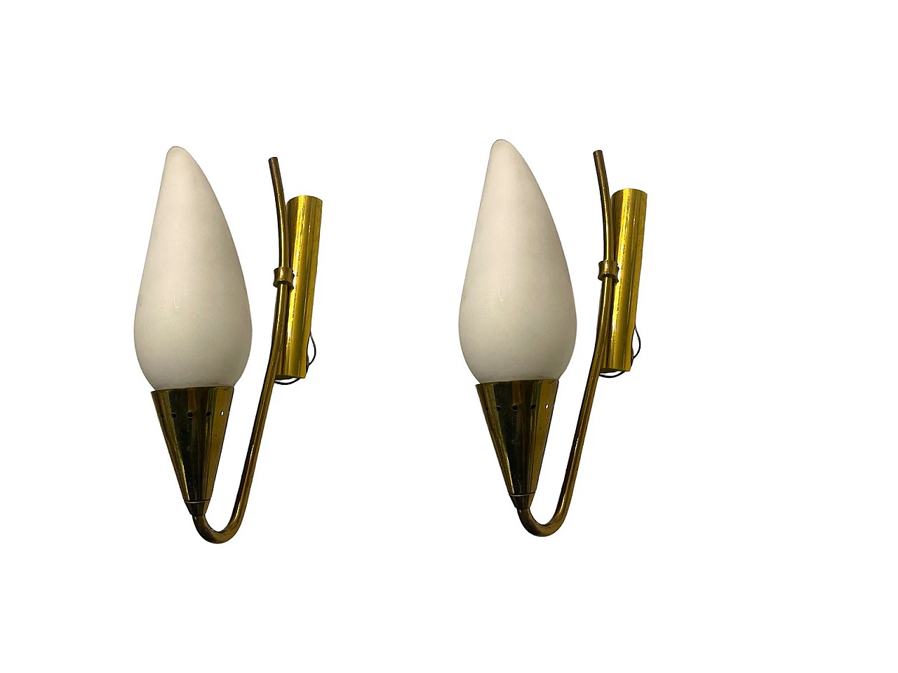 Coppia di applique in metallo dorato e vetro opalino, anni '50 1