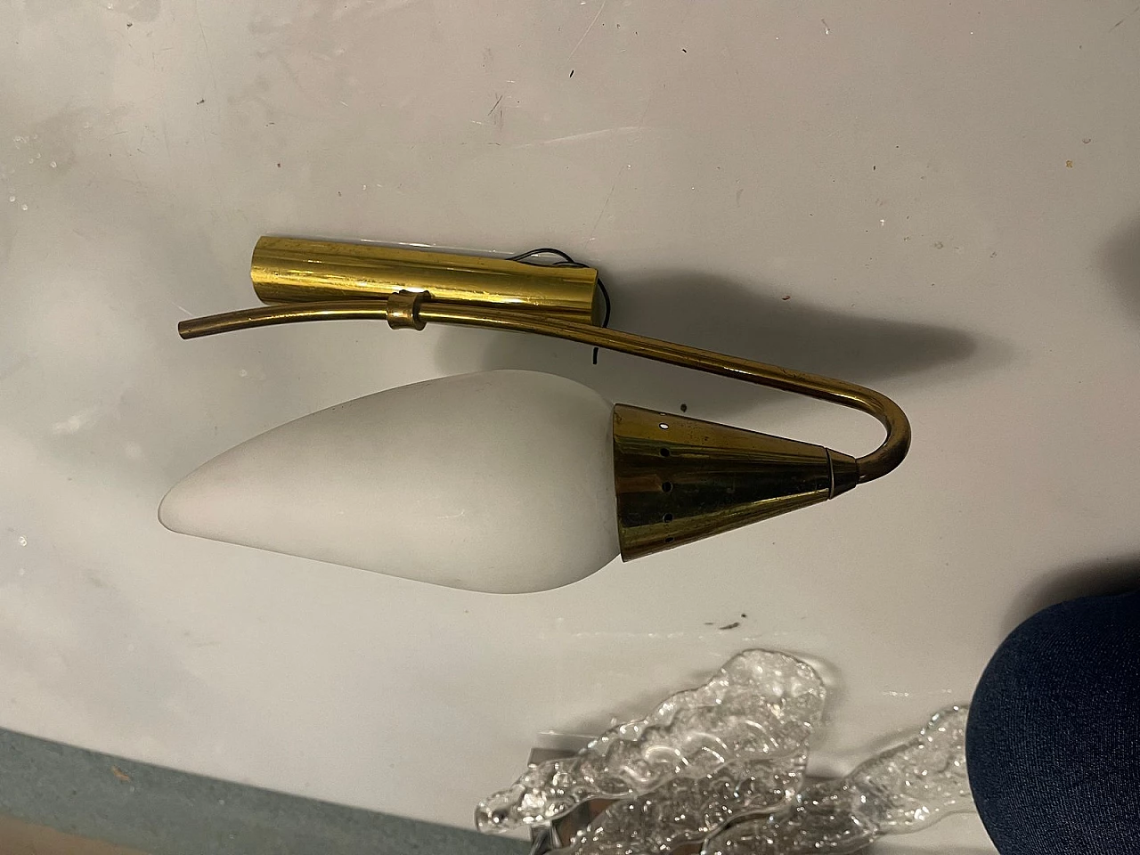 Coppia di applique in metallo dorato e vetro opalino, anni '50 2