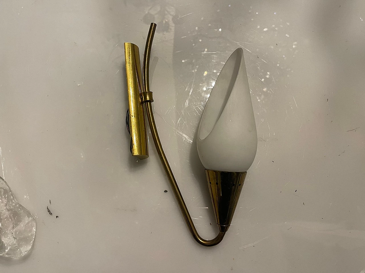 Coppia di applique in metallo dorato e vetro opalino, anni '50 3