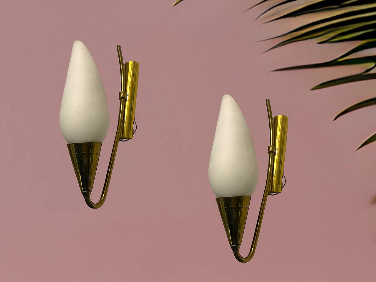 Coppia di applique in metallo dorato e vetro opalino, anni '50 5