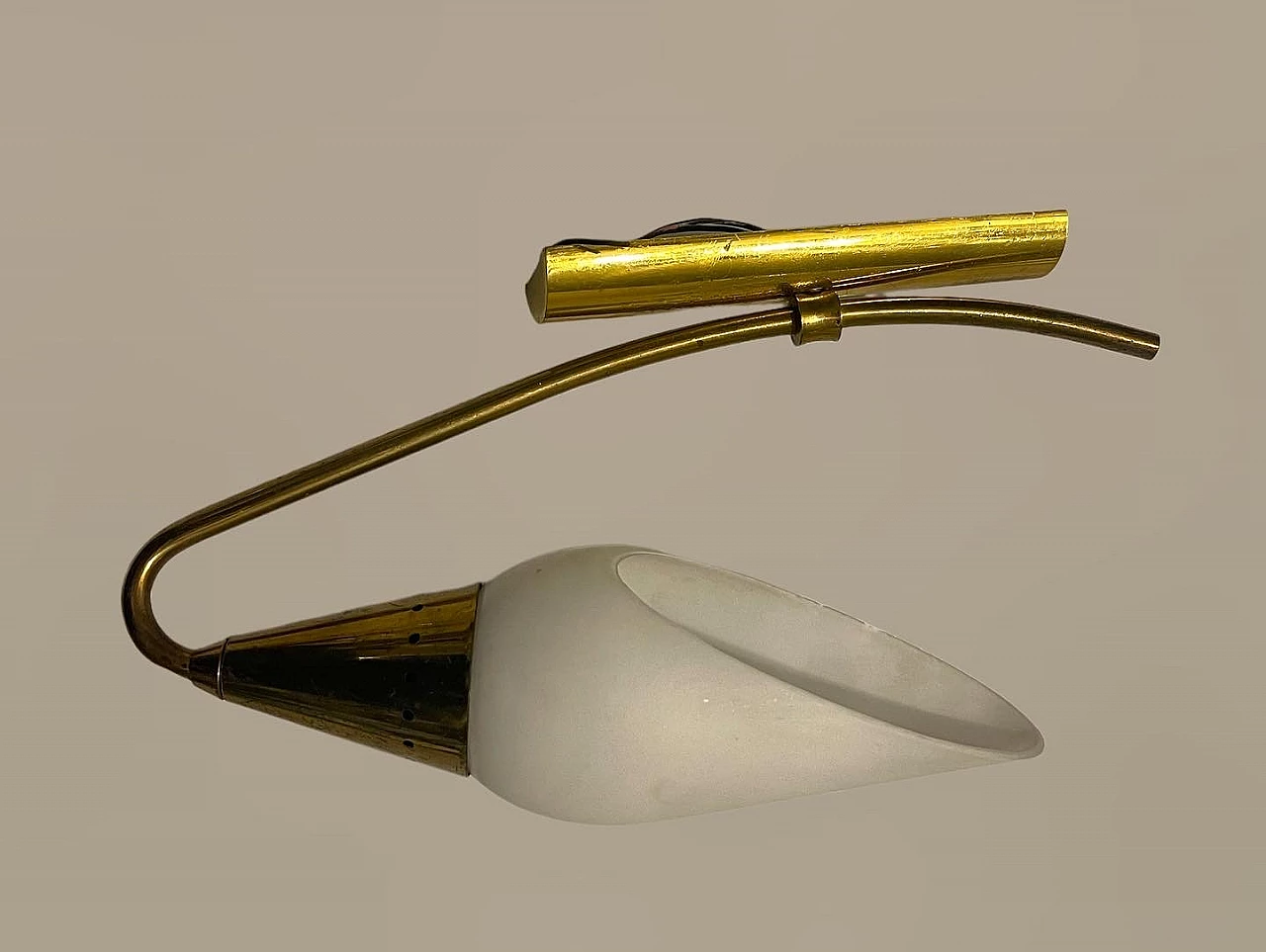 Coppia di applique in metallo dorato e vetro opalino, anni '50 6