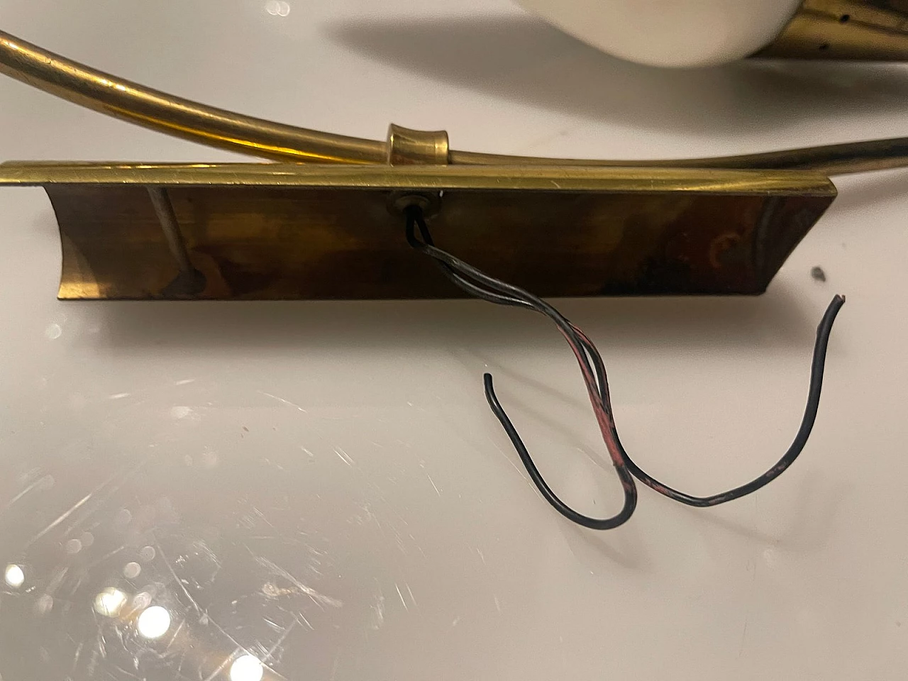 Coppia di applique in metallo dorato e vetro opalino, anni '50 7