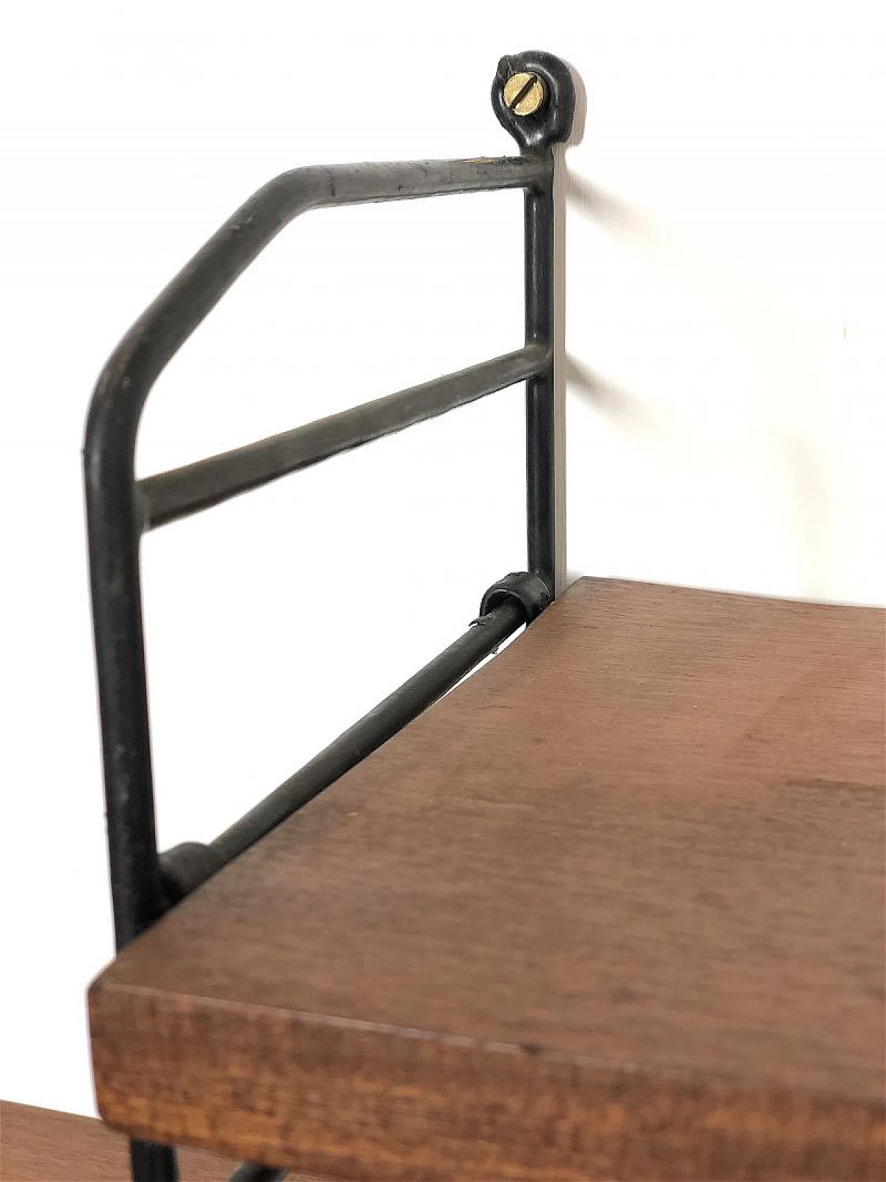 Libreria modulare sospesa in legno e metallo, anni '60 9