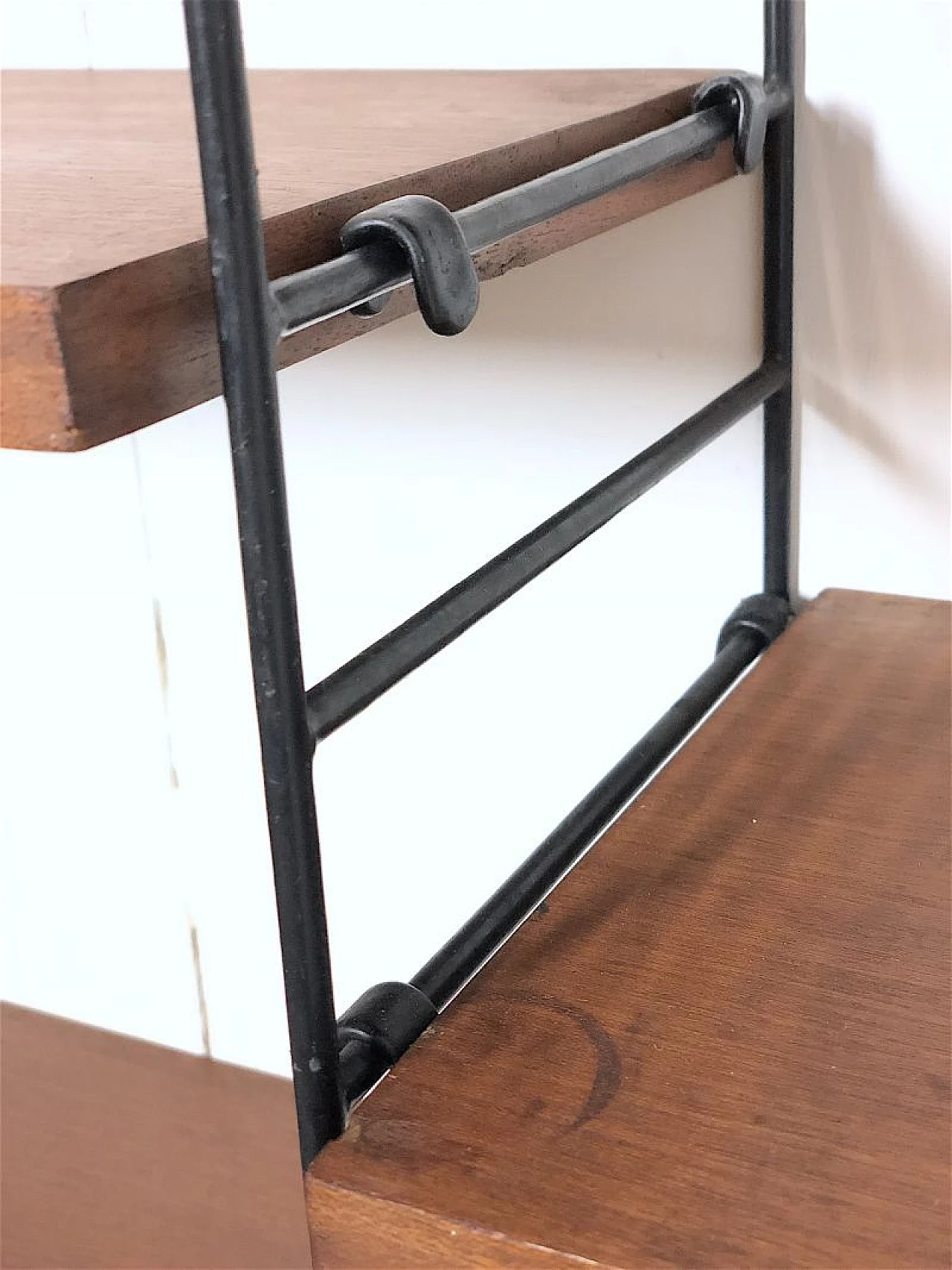 Libreria modulare sospesa in legno e metallo, anni '60 10