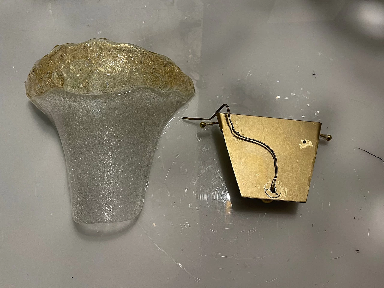 Coppia di applique in vetro di Murano satinato e dorato, anni '80 3