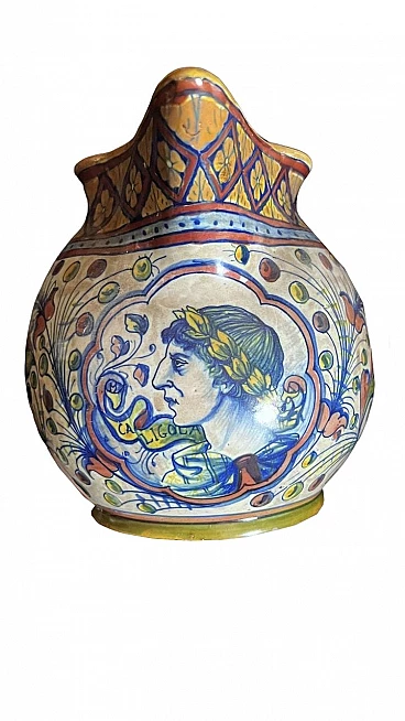 Brocca in ceramica con Caligola di Deruta, anni '30