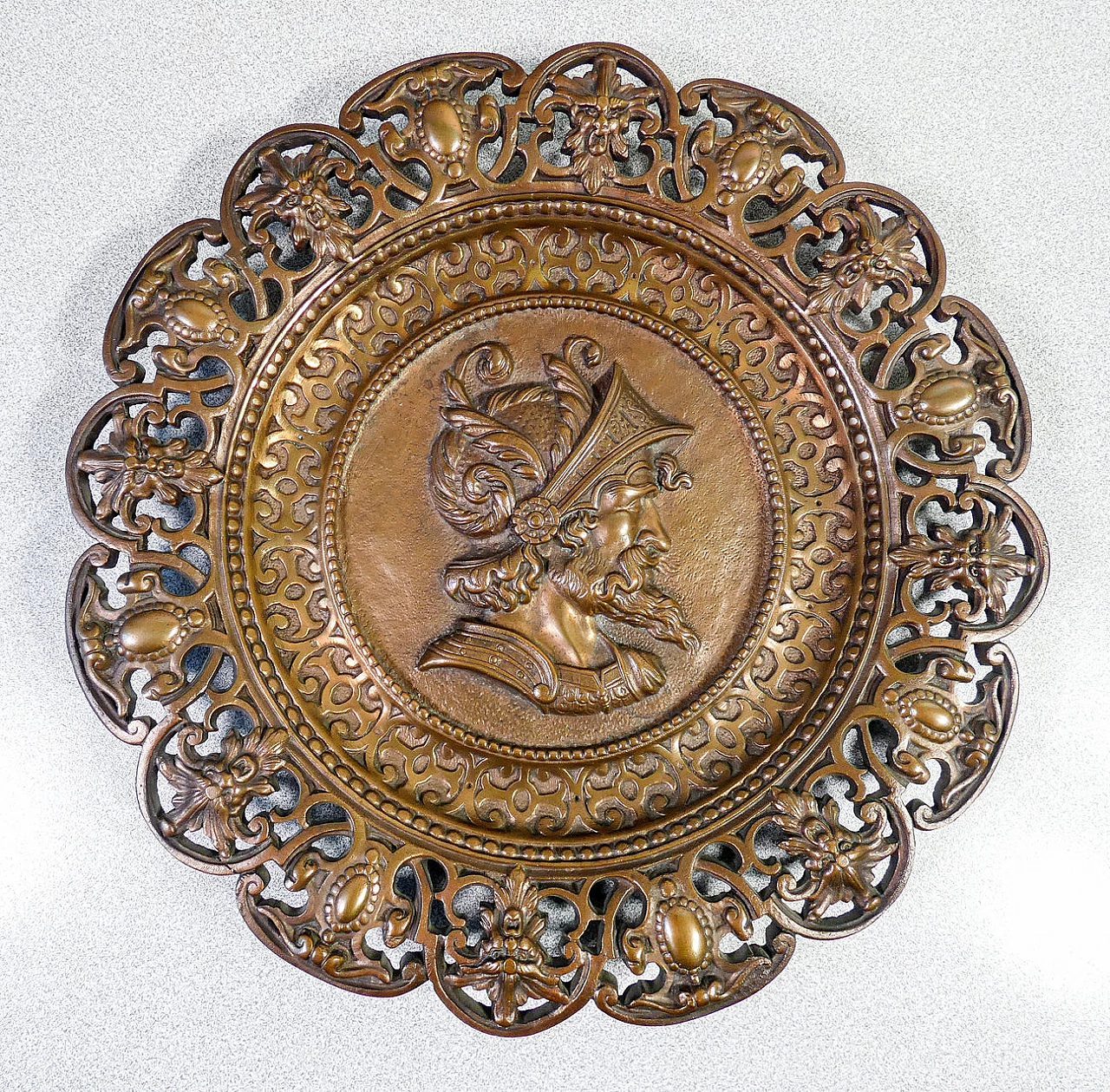 Coppia di piatti in bronzo con profili neoclassici 2