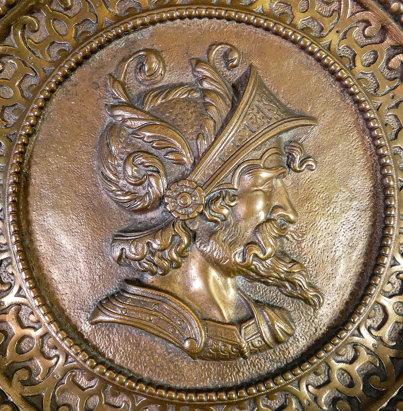 Coppia di piatti in bronzo con profili neoclassici 3