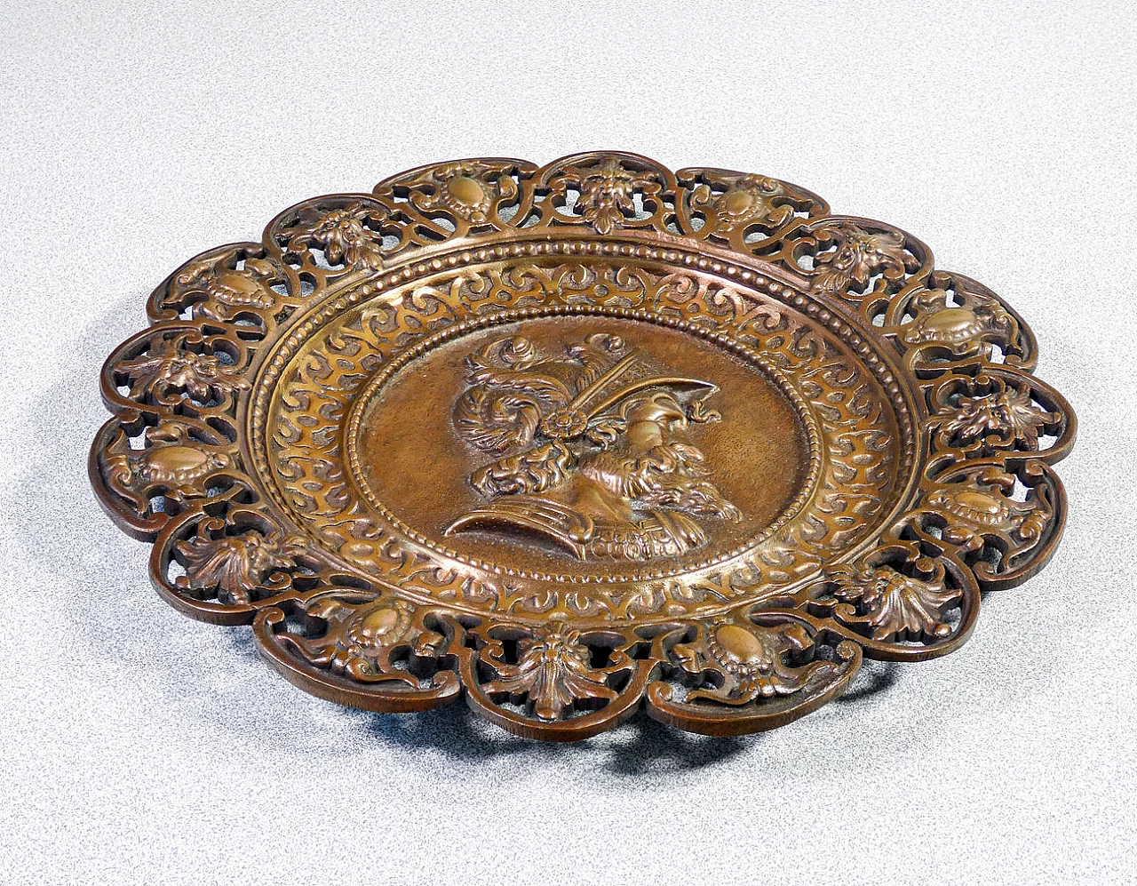 Coppia di piatti in bronzo con profili neoclassici 4