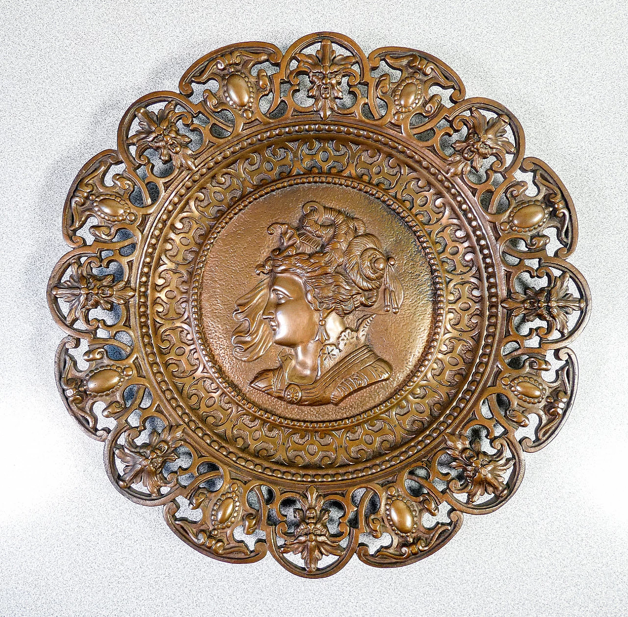 Coppia di piatti in bronzo con profili neoclassici 5