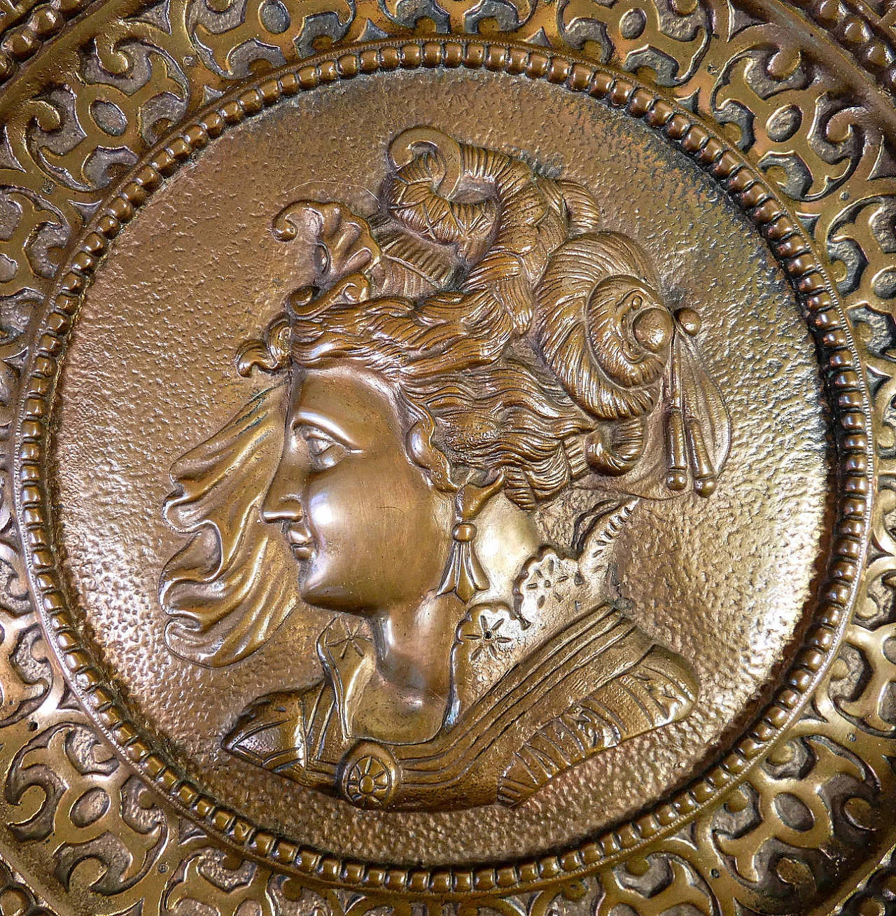 Coppia di piatti in bronzo con profili neoclassici 6