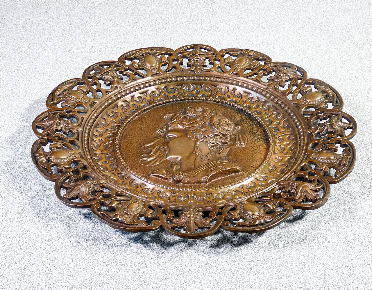 Coppia di piatti in bronzo con profili neoclassici 7