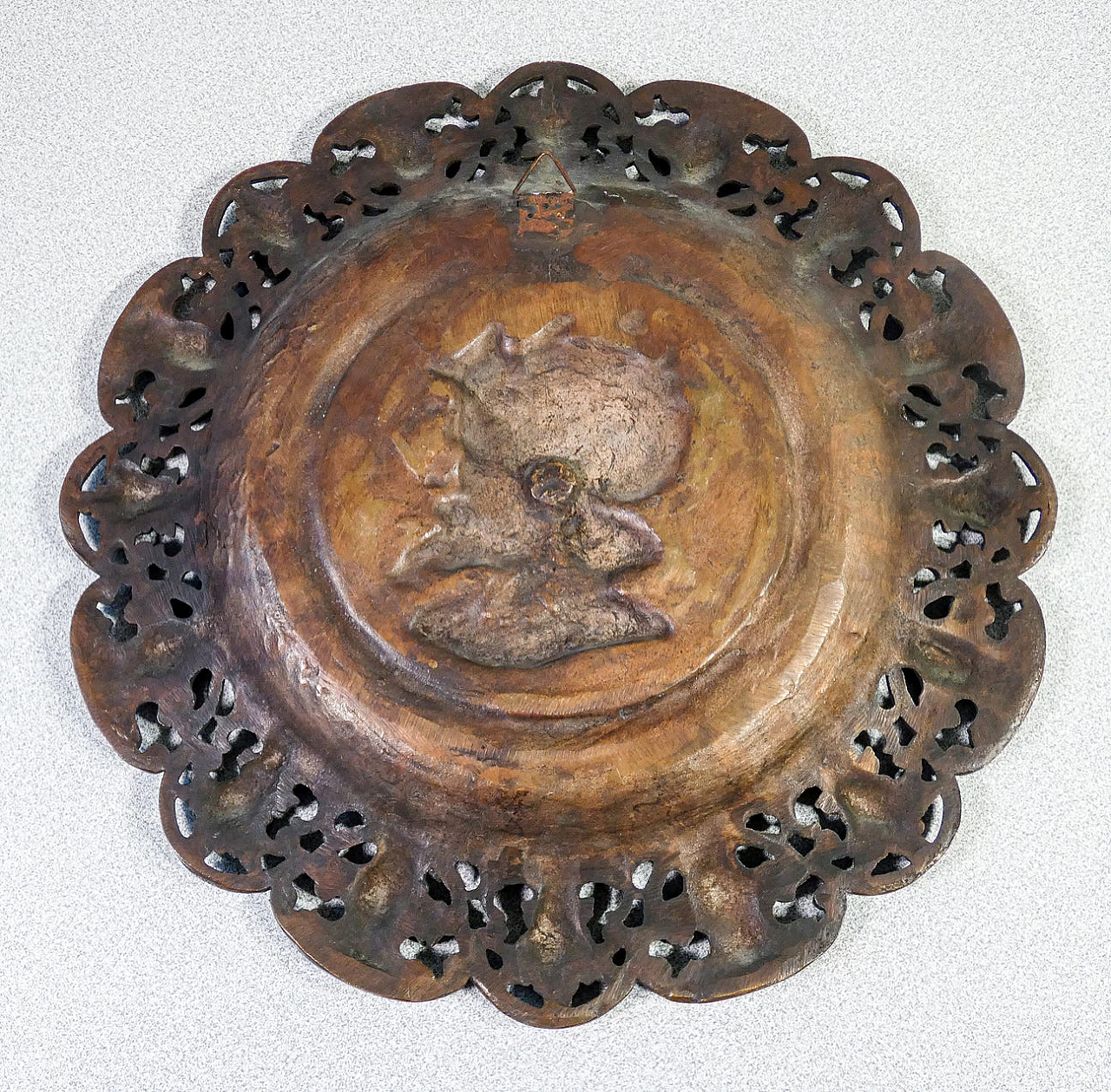 Coppia di piatti in bronzo con profili neoclassici 8