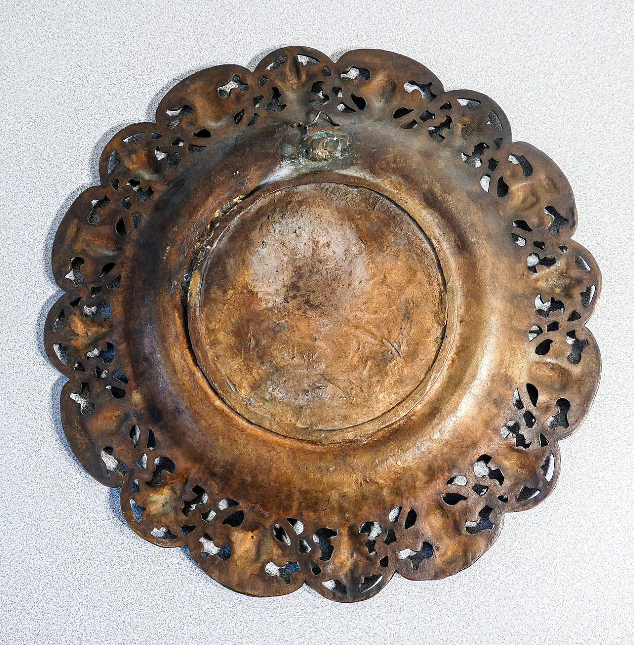 Coppia di piatti in bronzo con profili neoclassici 9