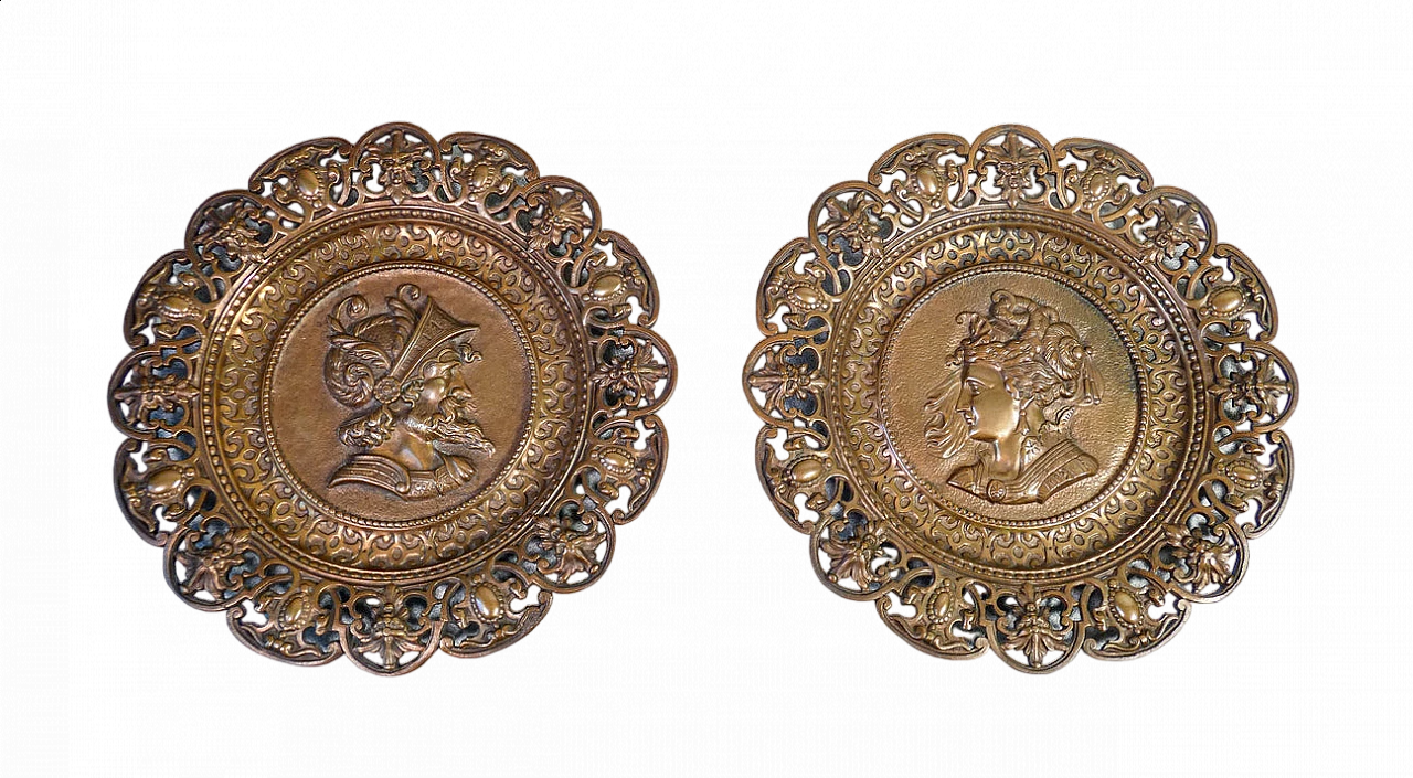 Coppia di piatti in bronzo con profili neoclassici 10
