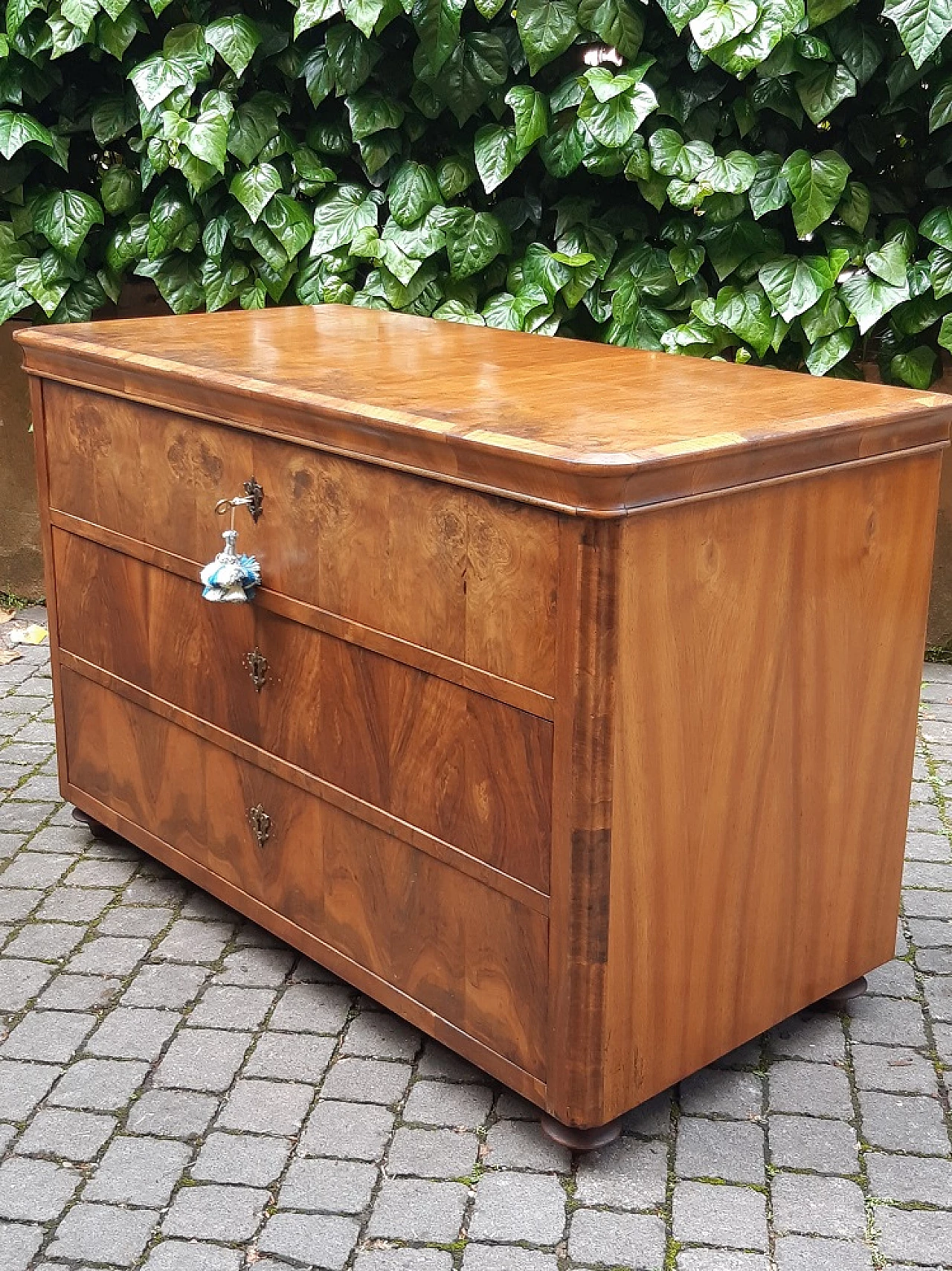 Walnut and briarwood panelled dresser, first half of the 19th century 2