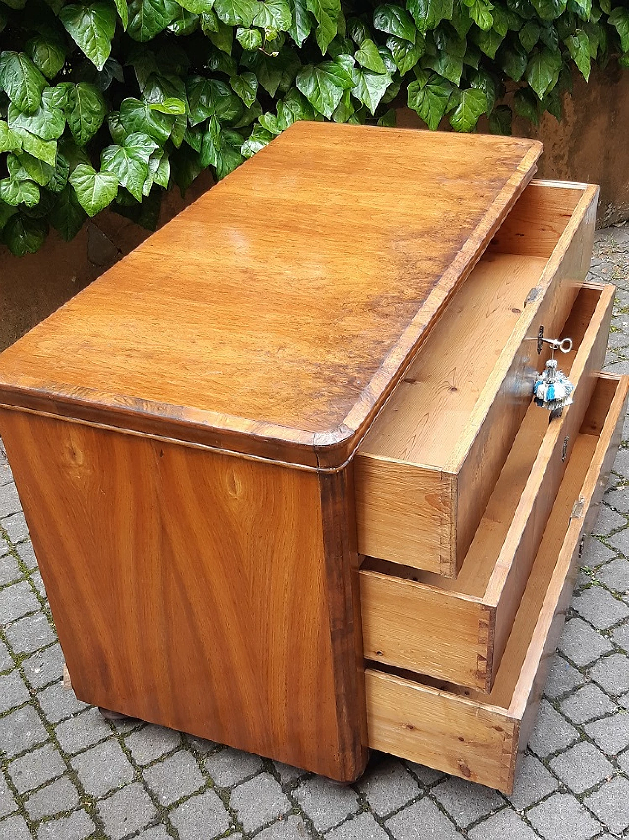 Walnut and briarwood panelled dresser, first half of the 19th century 3