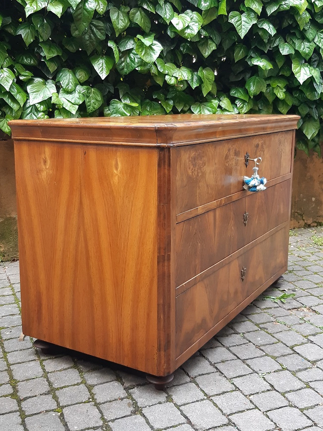 Walnut and briarwood panelled dresser, first half of the 19th century 4