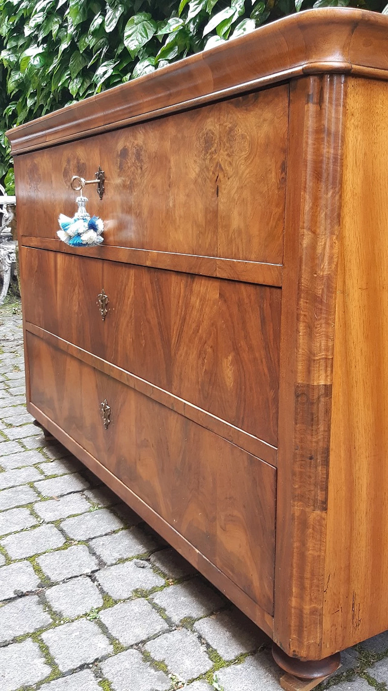 Walnut and briarwood panelled dresser, first half of the 19th century 6