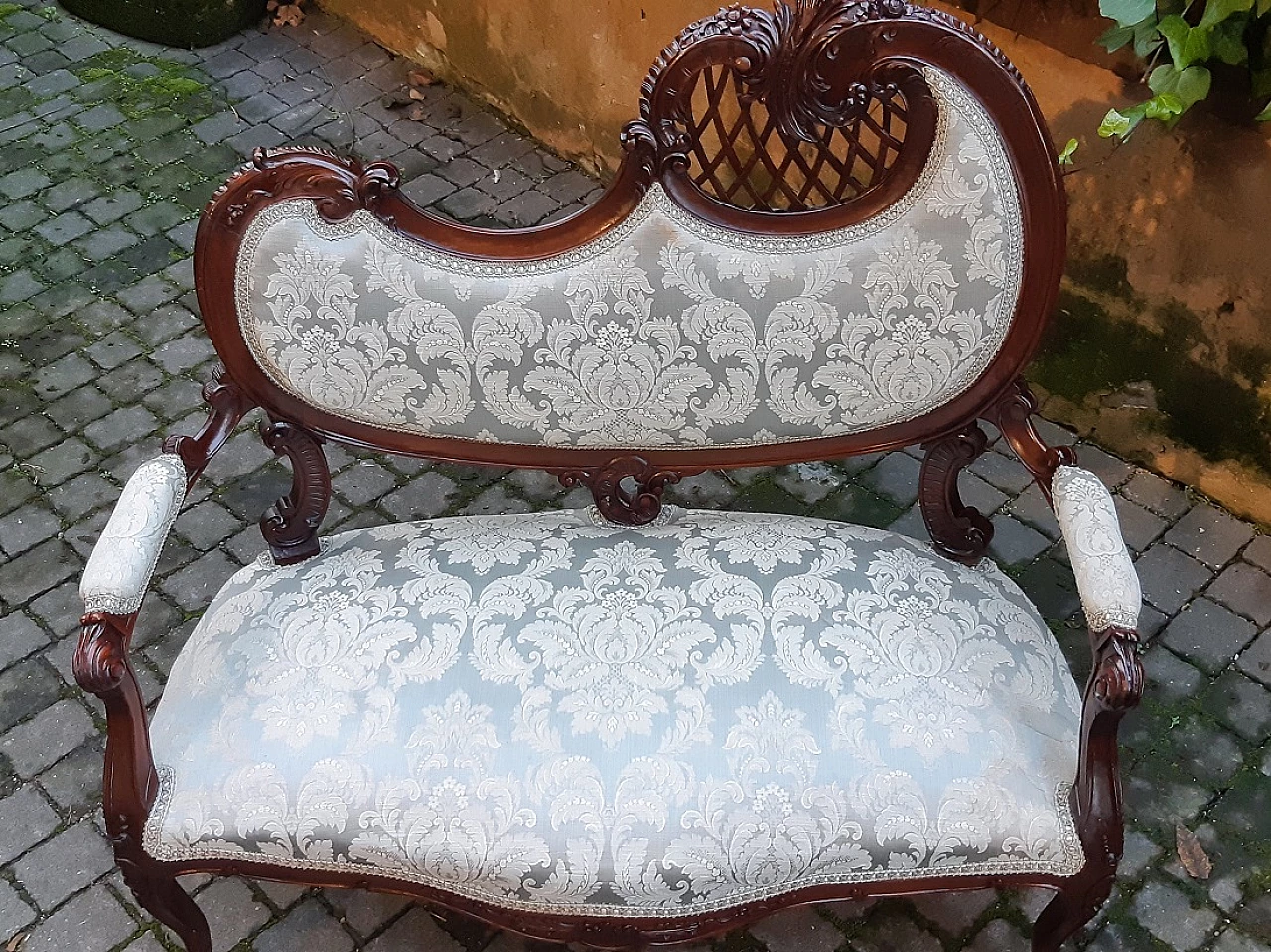 Mahogany Art Nouveau sofa and pair of armchairs, early 20th century 3