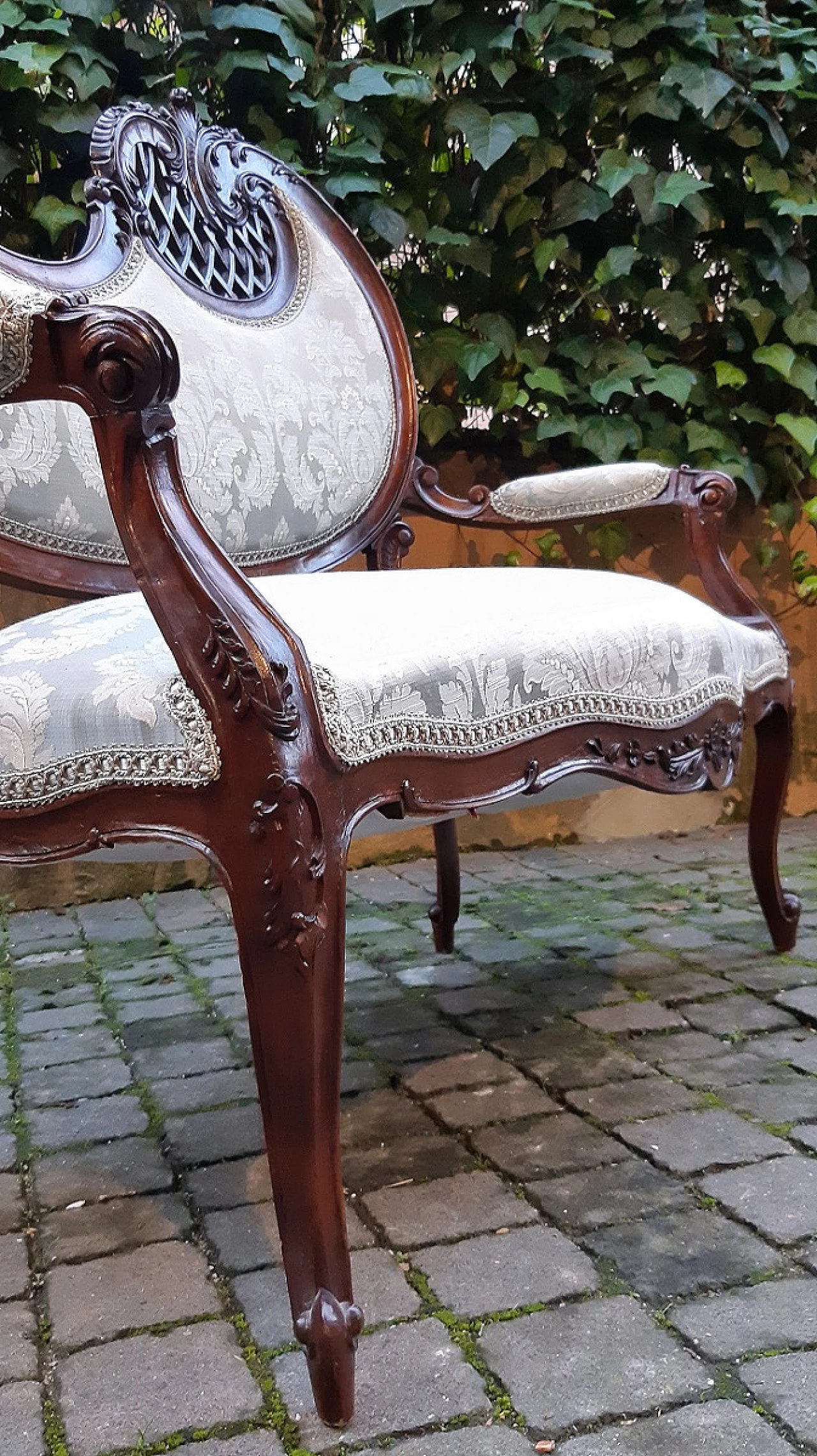 Mahogany Art Nouveau sofa and pair of armchairs, early 20th century 4