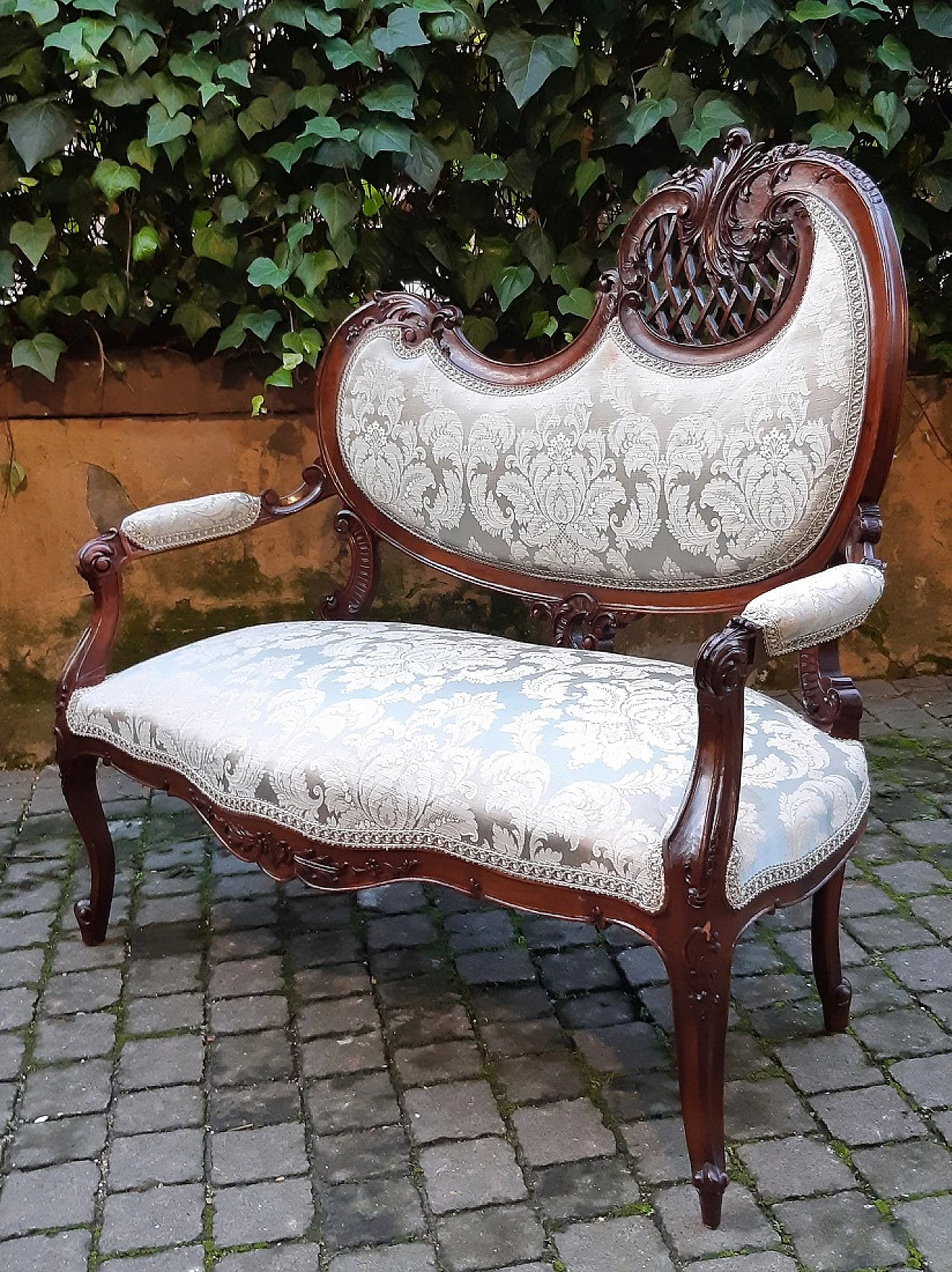 Mahogany Art Nouveau sofa and pair of armchairs, early 20th century 7