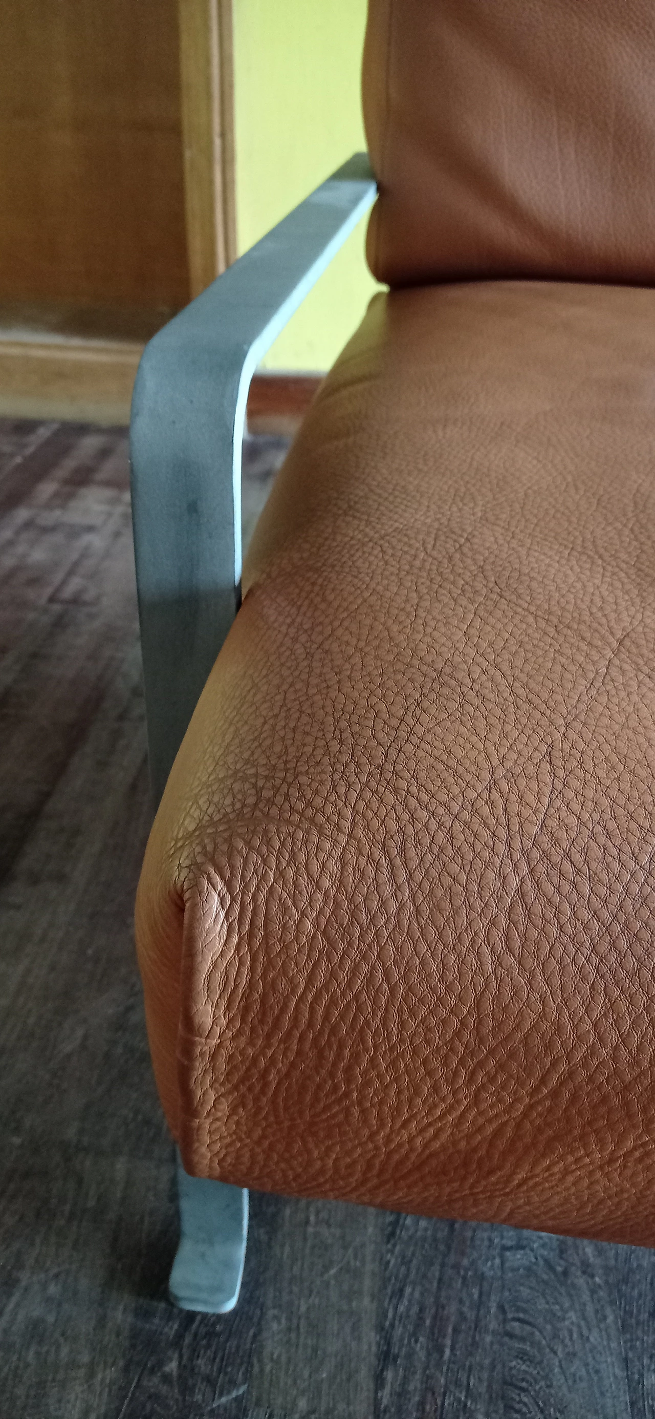 Divano a due posti e poltrona Razius in pelle di Matteo Grassi 1880, anni '2000 71