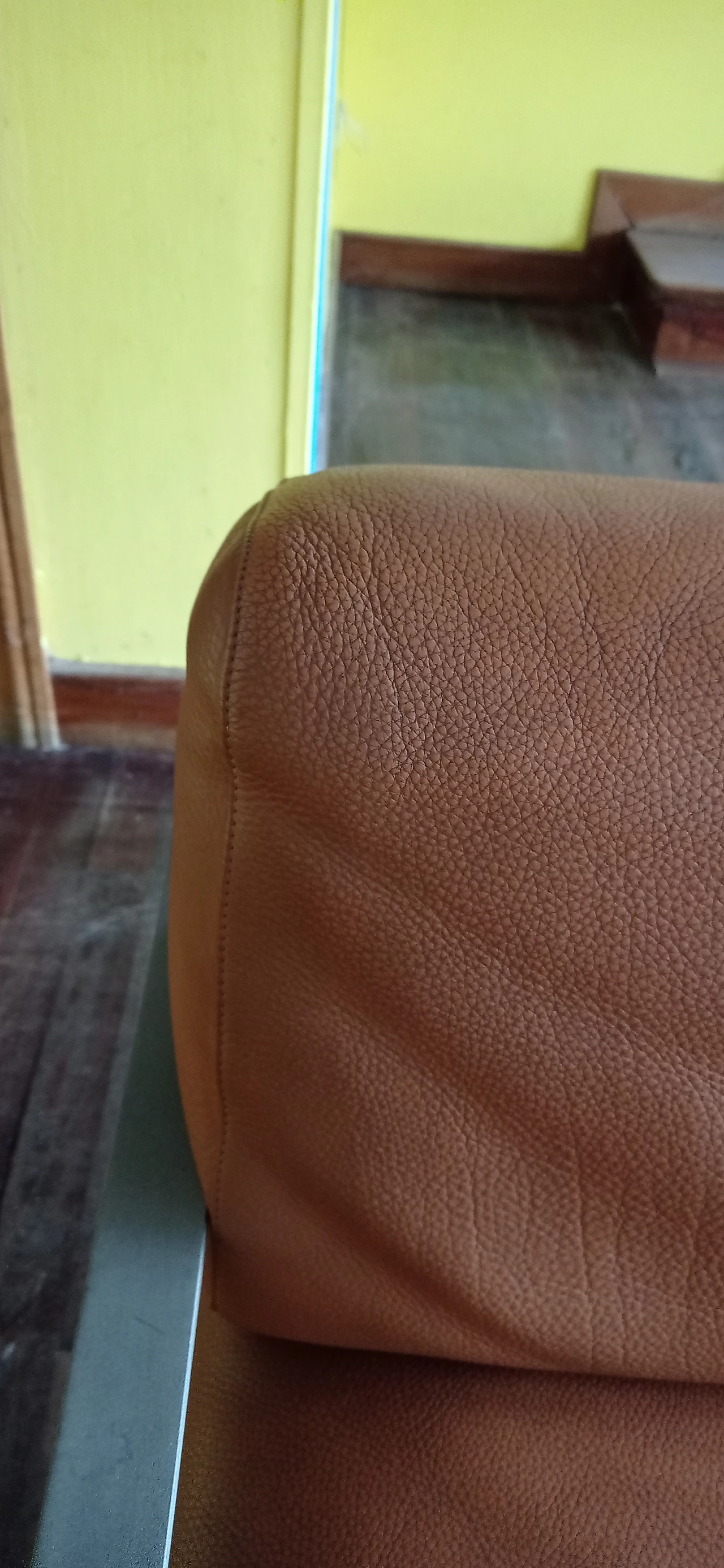 Divano a due posti e poltrona Razius in pelle di Matteo Grassi 1880, anni '2000 78