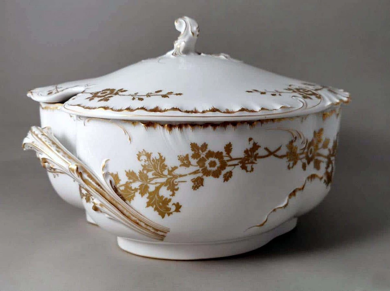 White porcelain tureen with gilt decoration by Haviland & Co Limoges, early 20th century 1