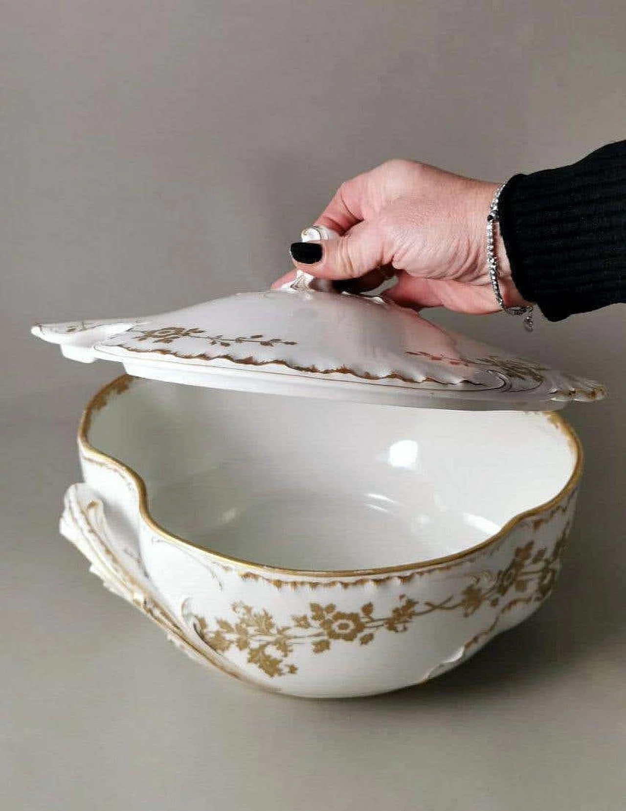 White porcelain tureen with gilt decoration by Haviland & Co Limoges, early 20th century 18
