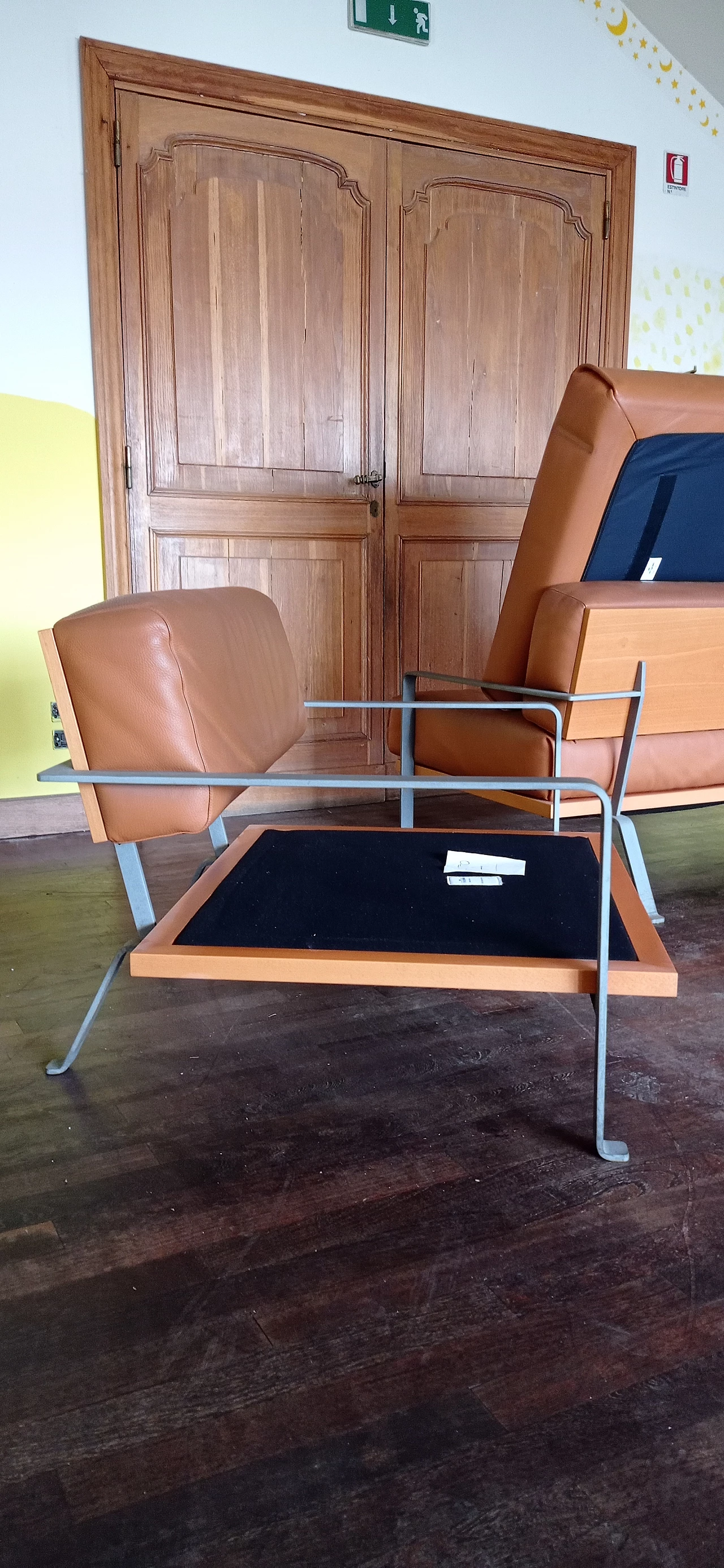 Divano a due posti e poltrona Razius in pelle di Matteo Grassi 1880, anni '2000 131