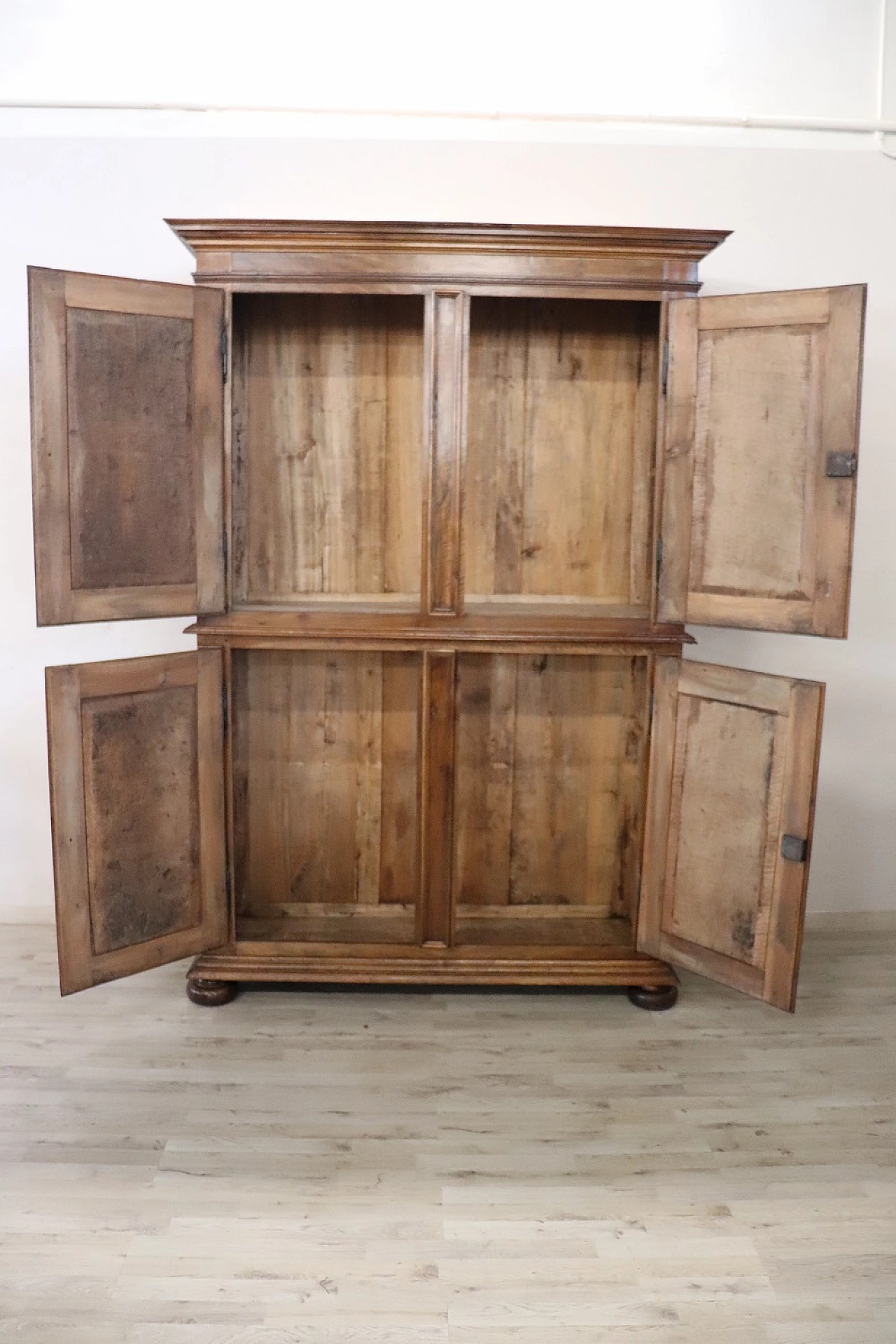 Credenza in noce massello con intagli, seconda metà dell'800 5