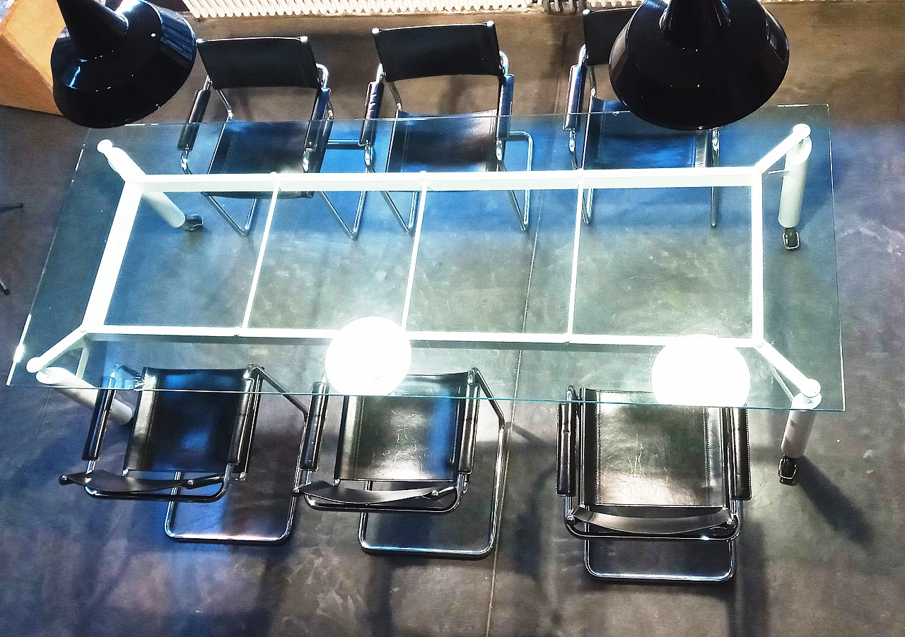 Tavolo da riunioni con base in ferro e top in cristallo, anni '80 4