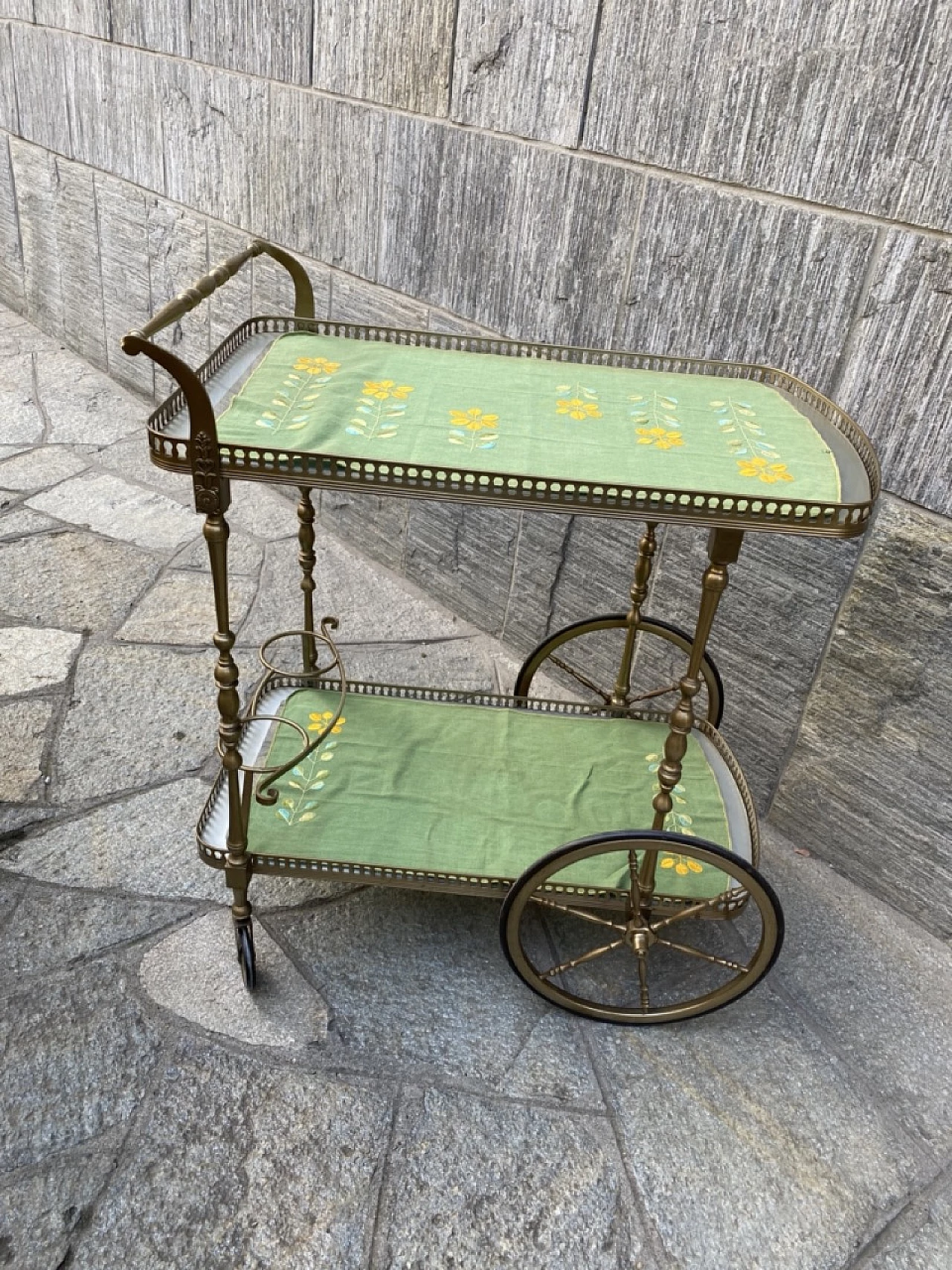 Carrello portavivande in ottone e vetro, anni '60 6