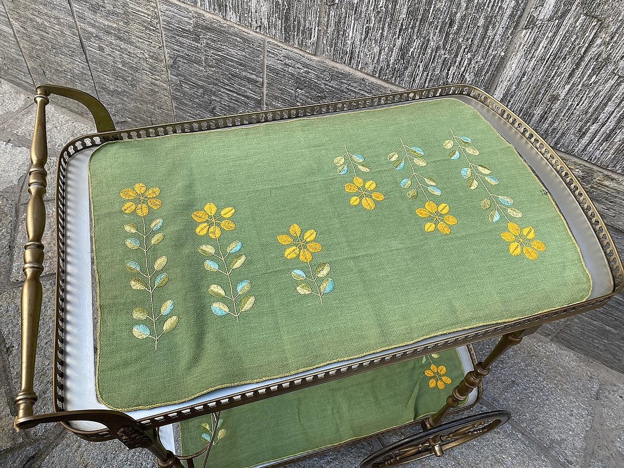 Carrello portavivande in ottone e vetro, anni '60 7