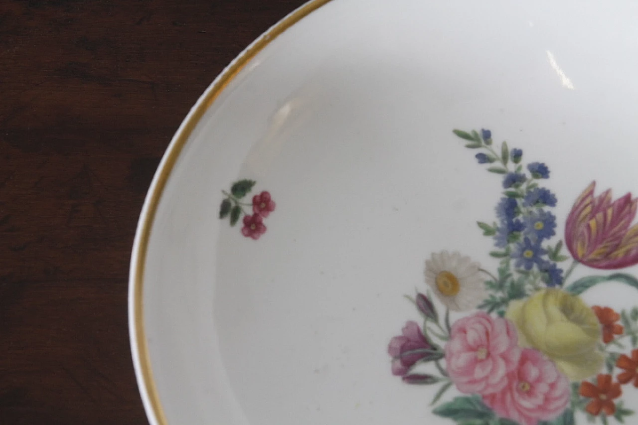 Pair of porcelain plates with painted flowers and gold trim by Ginori, early 19th century 3